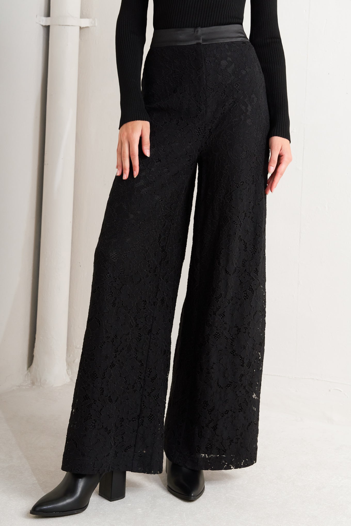 A woven lace pant featuring front closure and wide leg.