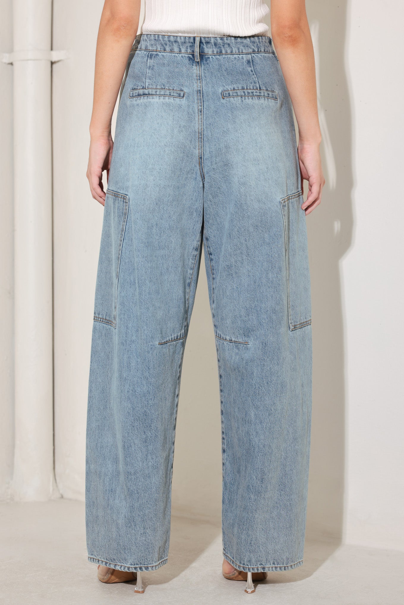 A washed denim pant with front closure and side pockets. Matching top FT1697B
Details:
Self : 90% Cotton 10% Polyester
Size & Fit
- Model is 5`8" And Wearing Size Small
- Measurements Taken From Size Small
- Approx. Length: 43"