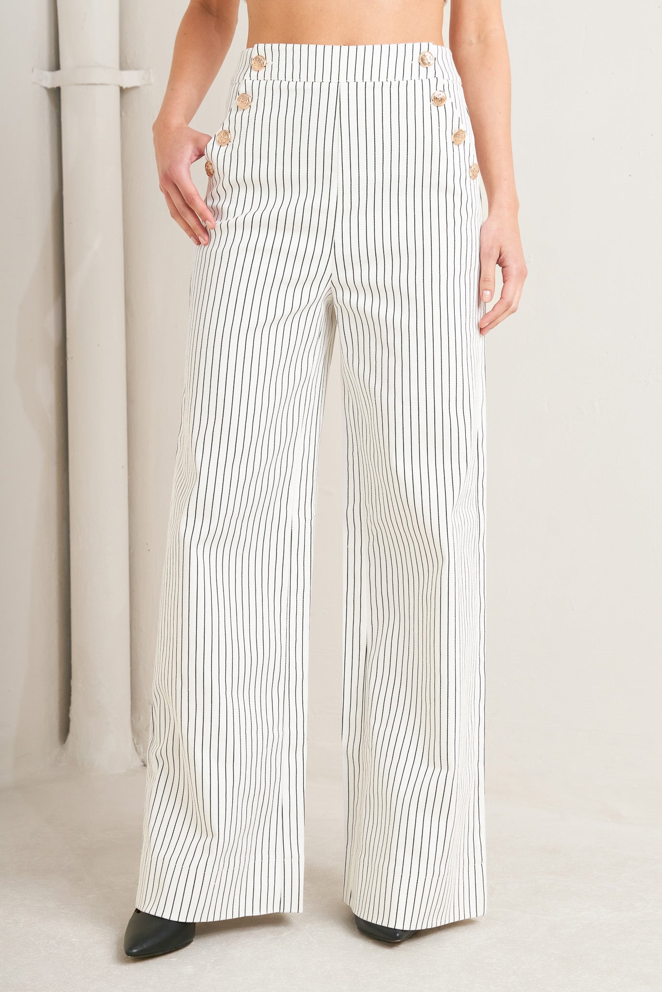 A striped woven pant featuring side button detail, pockets, wide leg and back zipper closure. Matching top FT1789B
Details:
Self : 97% Cotton 3% Spandex
Size & Fit
- Model is 5`8" And Wearing Size Small
- Measurements Taken From Size Small
- Approx. Length: 44" FLYING TOMATO