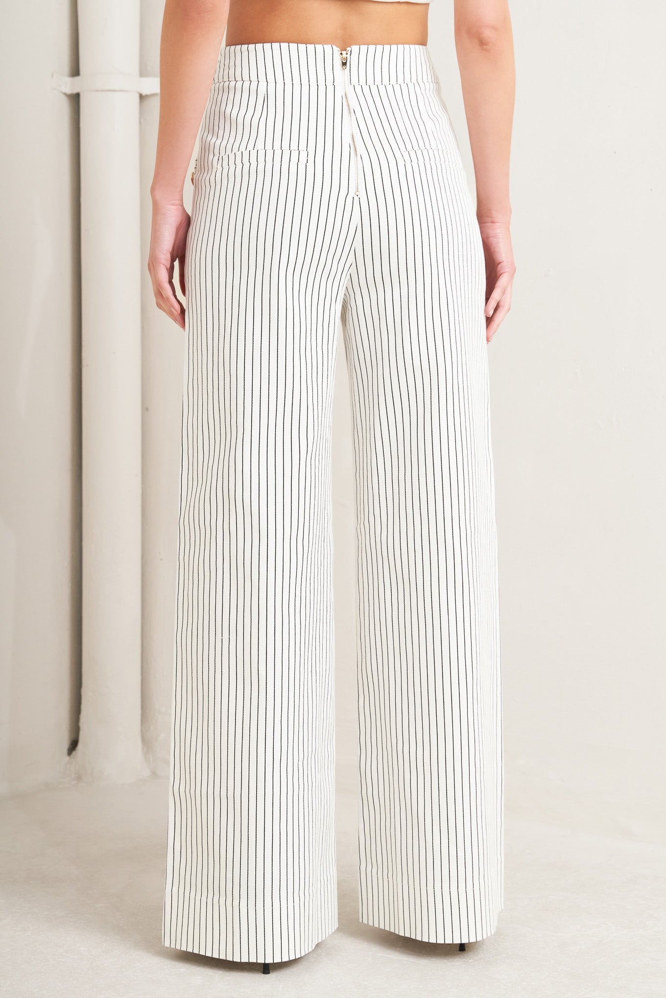 A striped woven pant featuring side button detail, pockets, wide leg and back zipper closure. Matching top FT1789B
Details:
Self : 97% Cotton 3% Spandex
Size & Fit
- Model is 5`8" And Wearing Size Small
- Measurements Taken From Size Small
- Approx. Length: 44" FLYING TOMATO