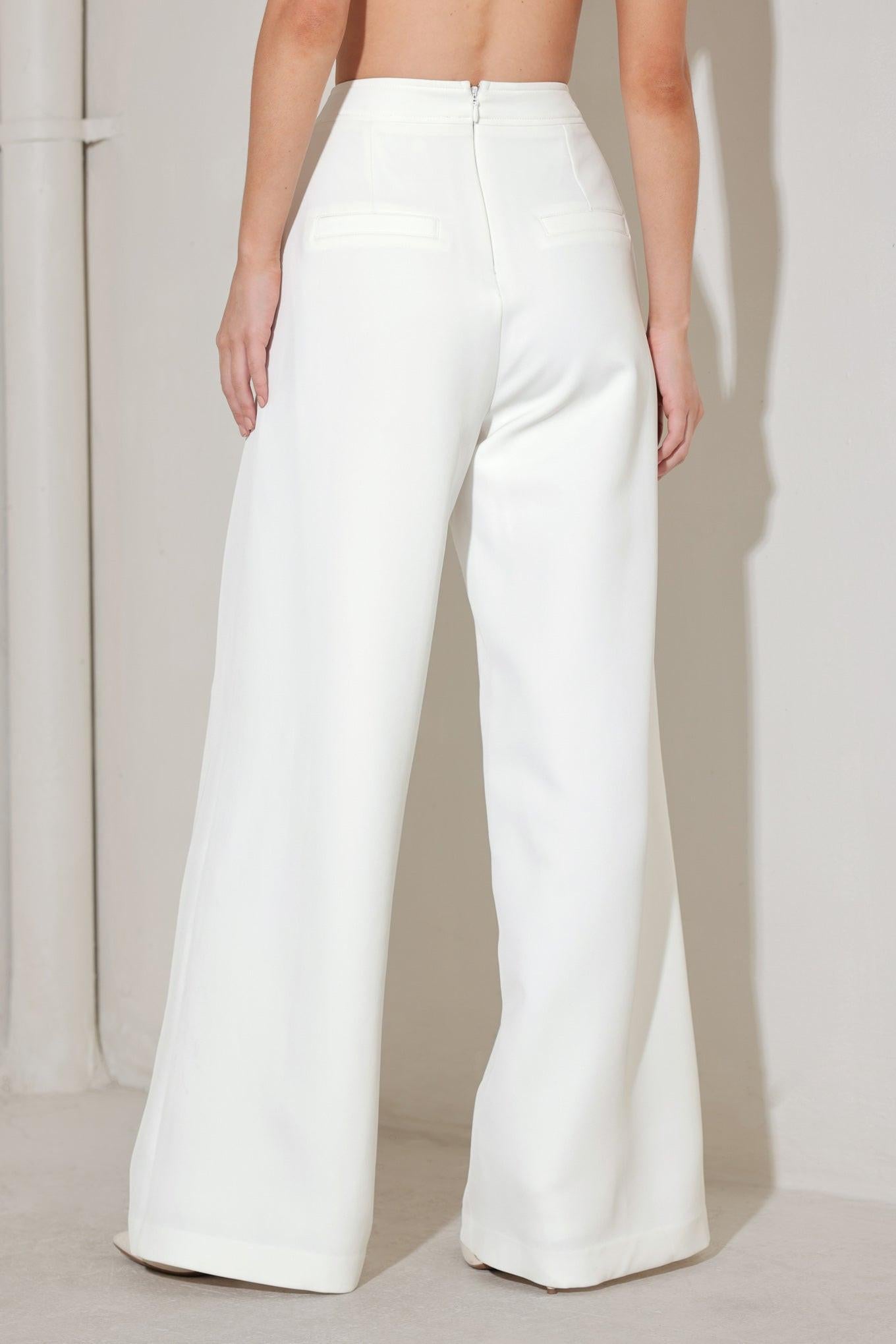 A solid woven pant featuring front button detail, side pockets, wide leg and back zipper closure. Matching top FJ1337B
Details:
Self : 97% Polyester 3% Spandex
Lining : 100% Polyester
Size & Fit
- Model is 5`8" And Wearing Size Small
- Measurements Taken From Size Small
- Approx. Length: 45"