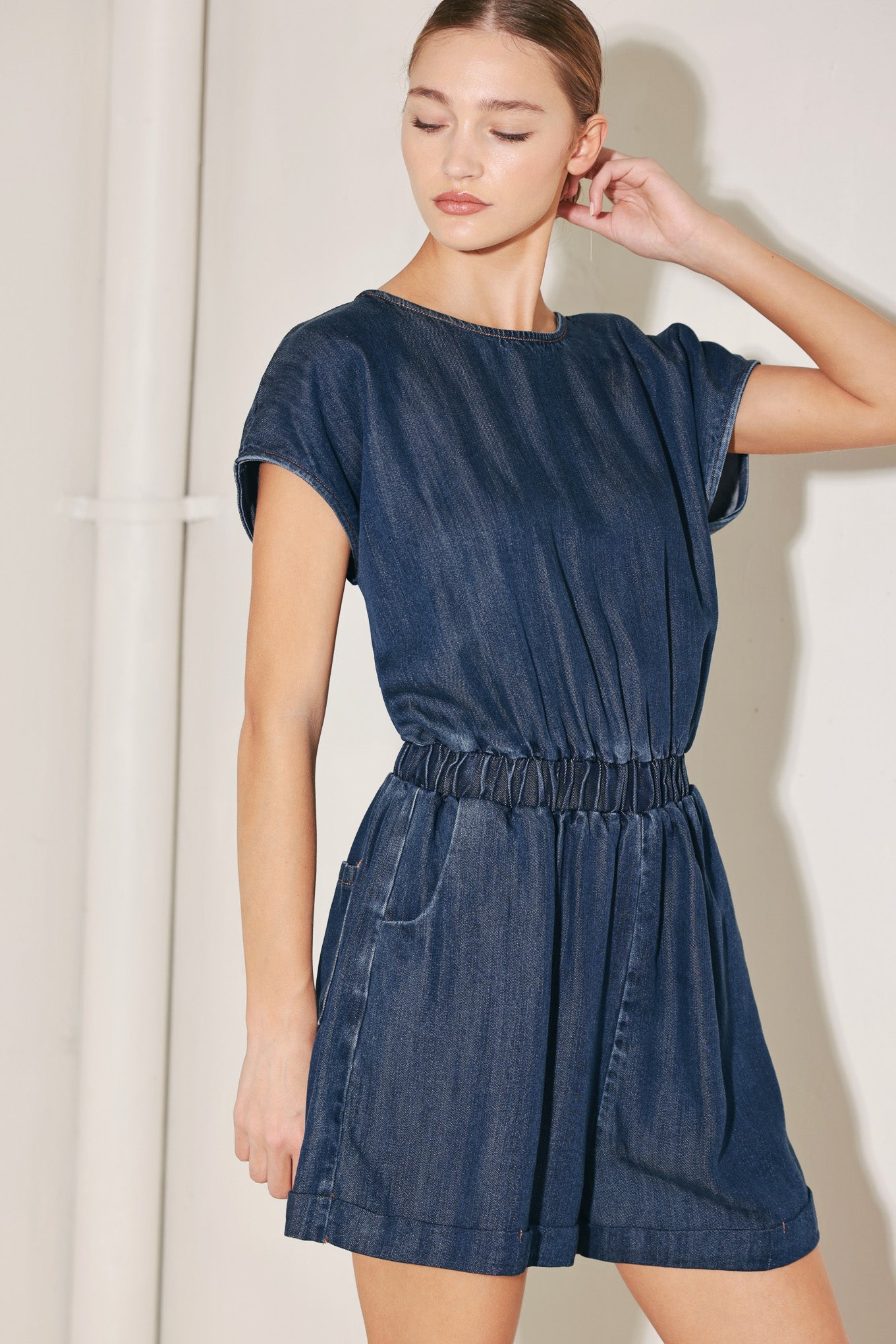 A washed woven romper featuring round neckline, short dolman sleeve, elastic waist, side pockets, cuffed hem and back slit with button closure
Details:
Self : 100% Lyocell
Size & Fit
- Model is 5`8" And Wearing Size Small
- Measurements Taken From Size Small
- Approx. Length: 35"