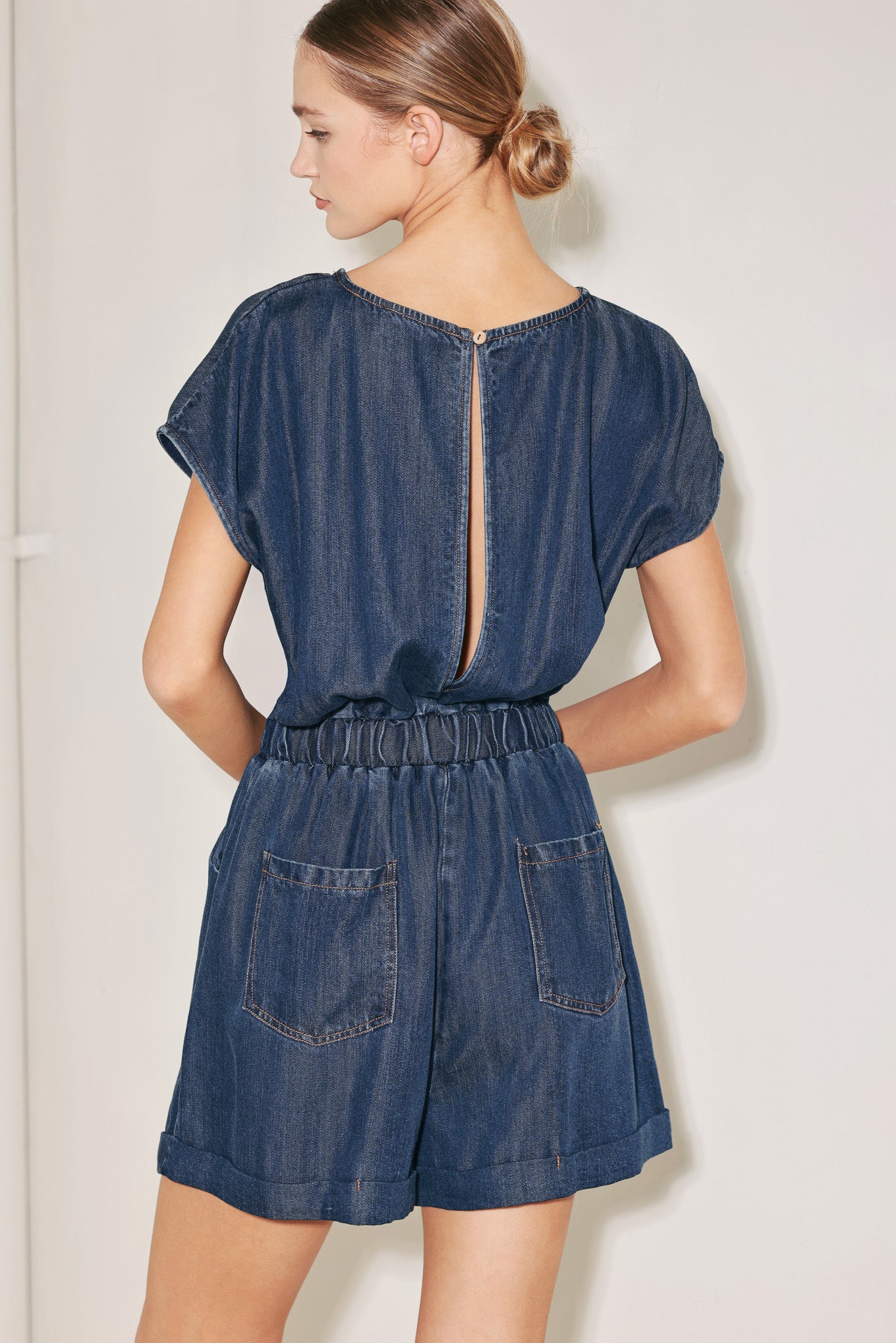 A washed woven romper featuring round neckline, short dolman sleeve, elastic waist, side pockets, cuffed hem and back slit with button closure
Details:
Self : 100% Lyocell
Size & Fit
- Model is 5`8" And Wearing Size Small
- Measurements Taken From Size Small
- Approx. Length: 35"