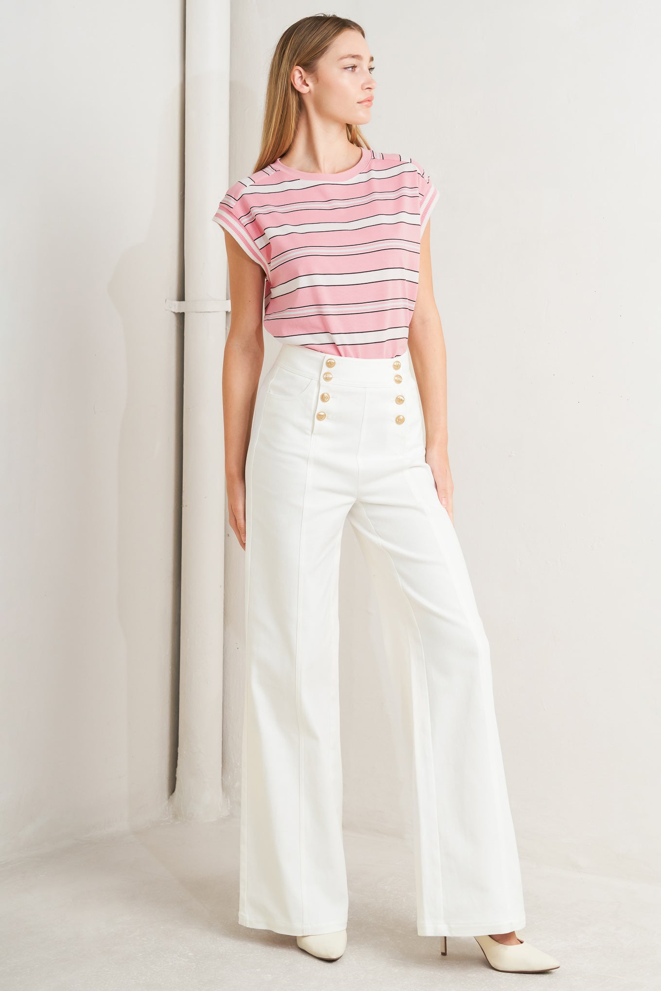 A solid woven pant featuring front closure with button detail, side pockets and straight wide leg
Details:
Self : 97% Cotton 3% Spandex
Size & Fit
- Model is 5`8" And Wearing Size Small
- Measurements Taken From Size Small
- Approx. Length: 44" FLYING TOMATO