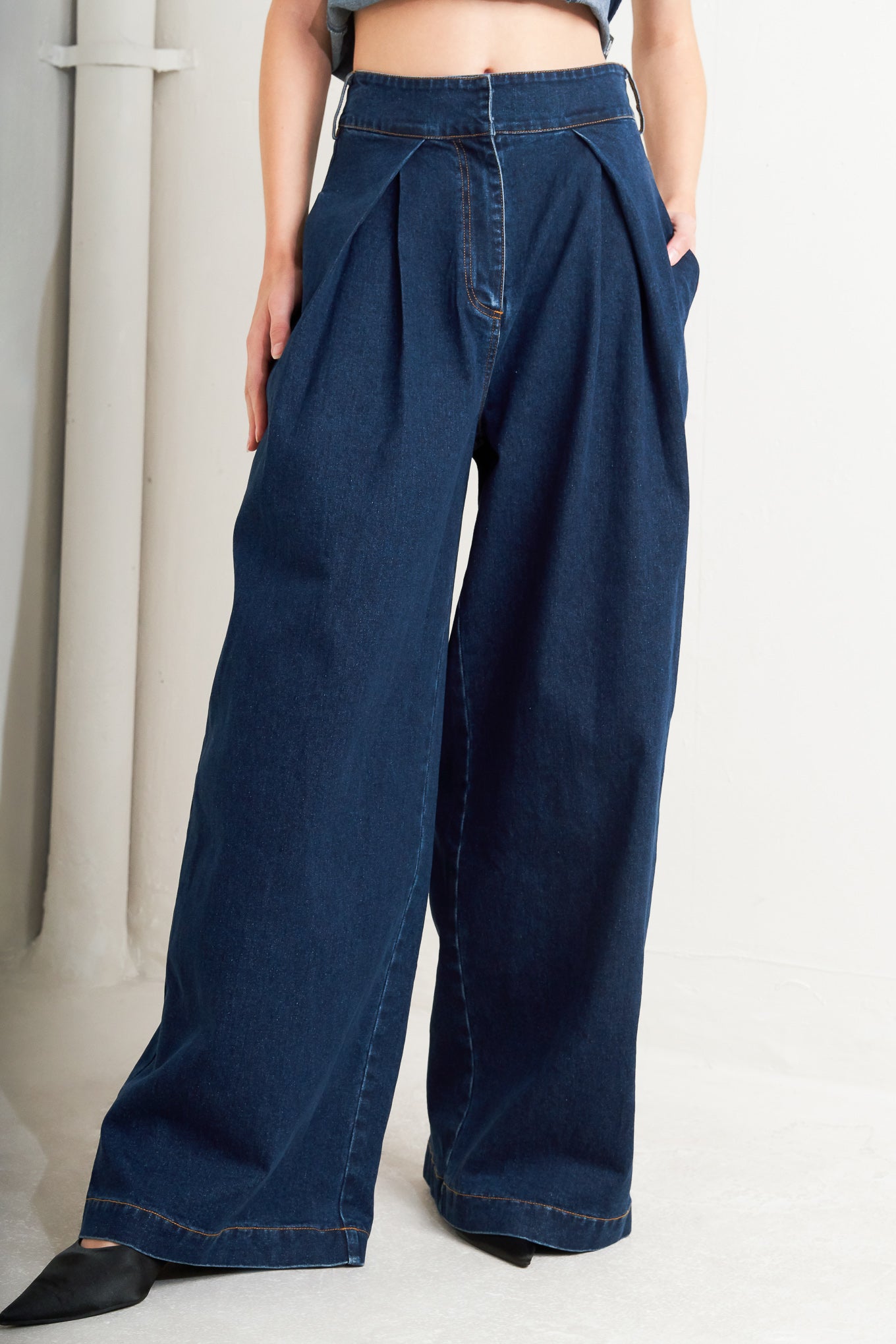 A denim pant featuring wide waist band, front closure, single overlap pleat, side/back pocket and wide leg. Matching top FJ1368B
Details:
Self : 68% Cotton 30% Polyester 2% Spandex
Size & Fit
- Model is 5`8" And Wearing Size Small
- Measurements Taken From Size Small
- Approx. Length: 44"