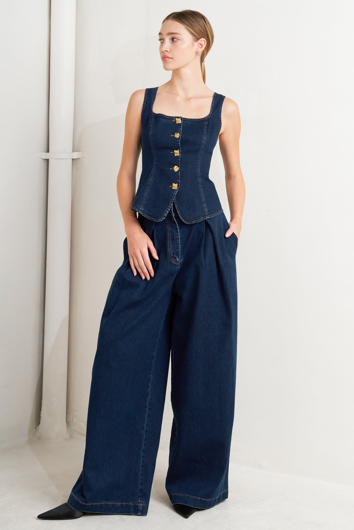 A denim pant featuring wide waist band, front closure, single overlap pleat, side/back pocket and wide leg. Matching top FJ1368B
Details:
Self : 68% Cotton 30% Polyester 2% Spandex
Size & Fit
- Model is 5`8" And Wearing Size Small
- Measurements Taken From Size Small
- Approx. Length: 44" FLYING TOMATO