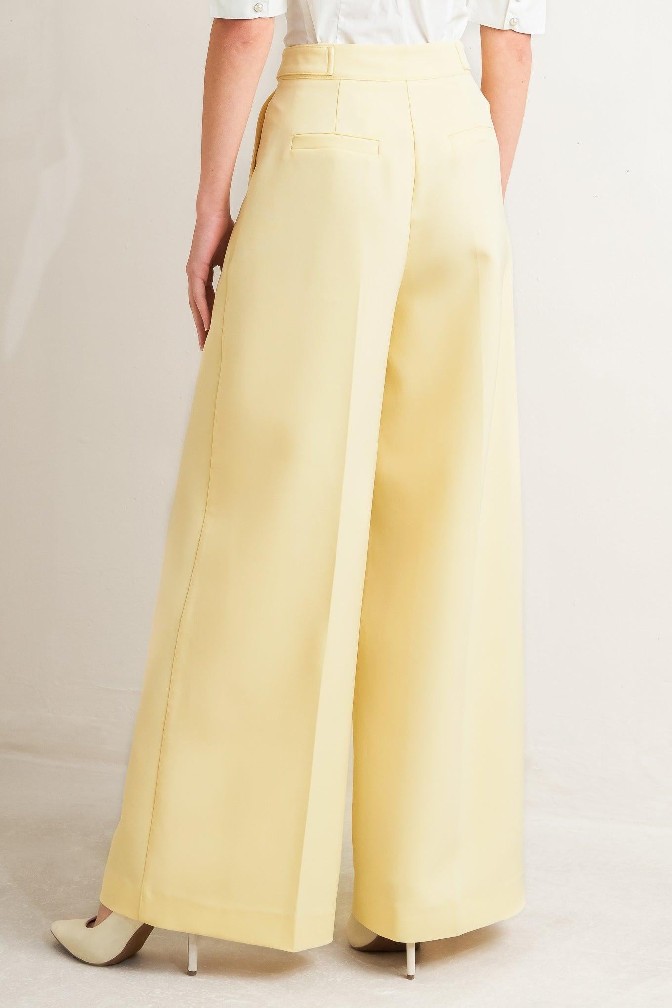 A solid woven pant featuring front closure, side tab detail and wide leg.
Matching top FT1761B
Details:
Self : 96% Polyester 4% Spandex
Size & Fit
- Model is 5`8" And Wearing Size Small
- Measurements Taken From Size Small
- Approx. Length: 44" Flying Tomato
