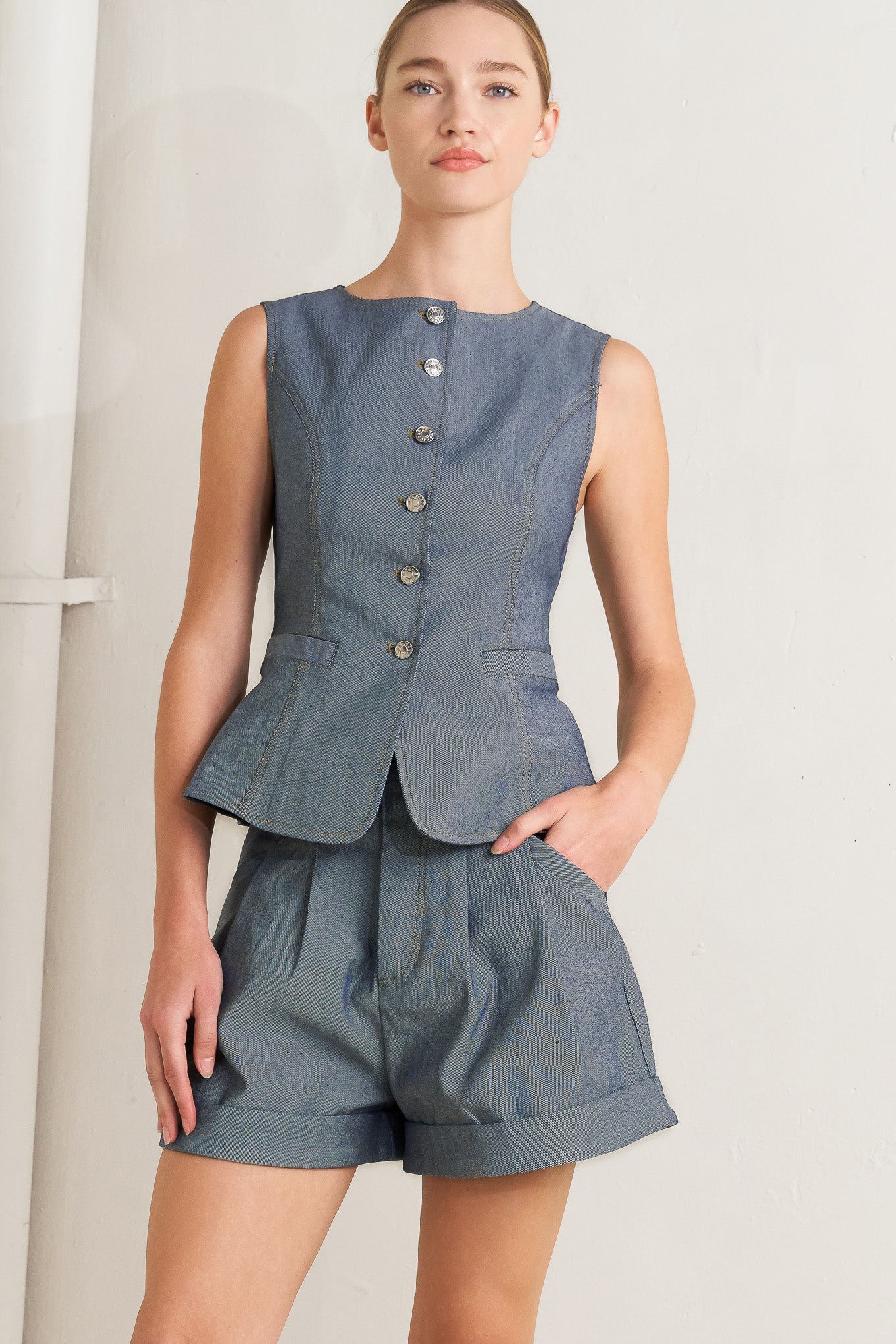 A woven short featuring side tab, front closure, pockets and cuffed hem
Details:
Self : 90% Cotton 10% Polyester
Size & Fit
- Model is 5`8" And Wearing Size Small
- Measurements Taken From Size Small
- Approx. Length: 16"