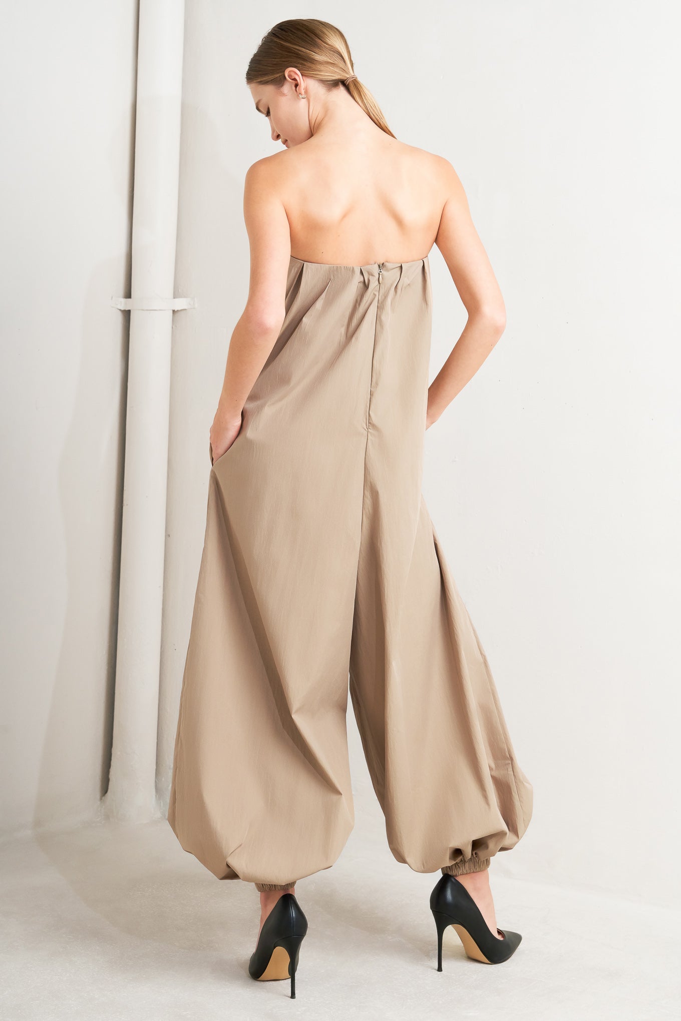 A solid woven jumpsuit featuring strapless, contrasting belt, jogger bottom and back zipper closure
Details:
Self : 70% Cotton 30% Nylon
Size & Fit
- Model is 5`8" And Wearing Size Small
- Measurements Taken From Size Small
- Approx. Length: 50" FLYING TOMATO
