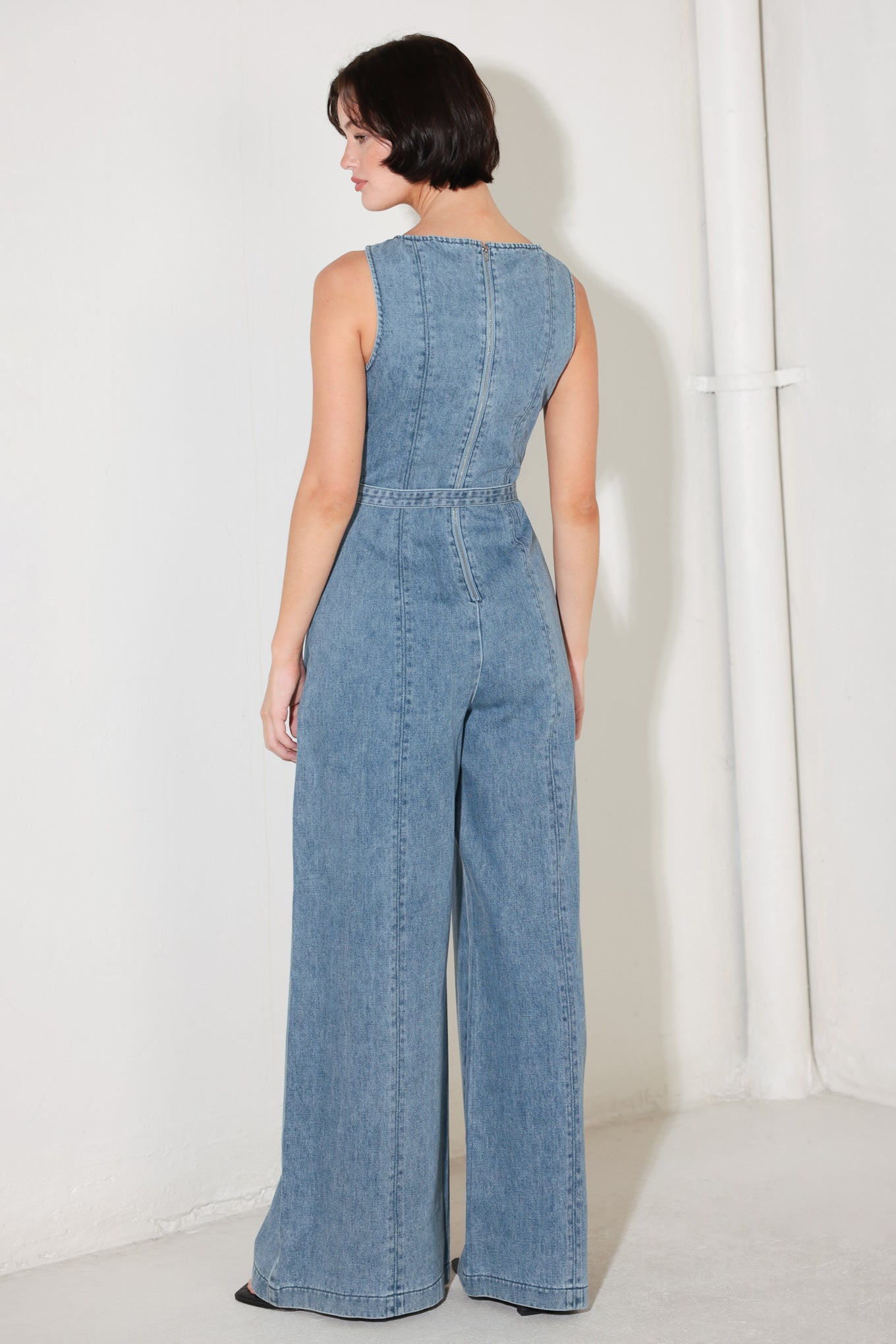 A washed denim jumpsuit featuring wide neckline, sleeveless, self belt, wide leg and back zipper closure
Details:
Self : 90.2% Cotton 4.8% Viscose 5% Polyester
Size & Fit
- Model is 5`8" And Wearing Size Small
- Measurements Taken From Size Small
- Approx. Length: 59"