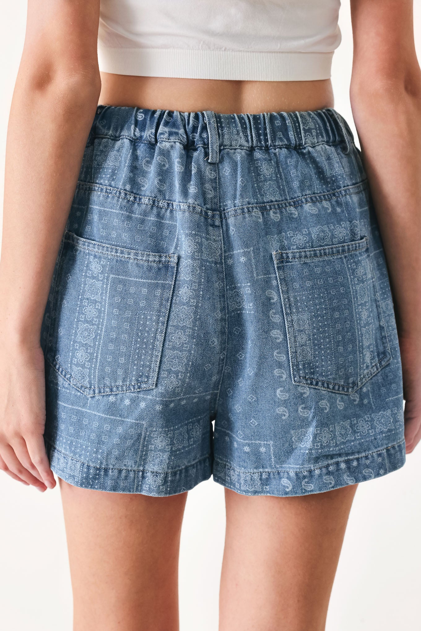 Woman wearing blue bandana-patterned shorts with elastic waist, tie and side pockets | FREEMARKET | Flying Tomato