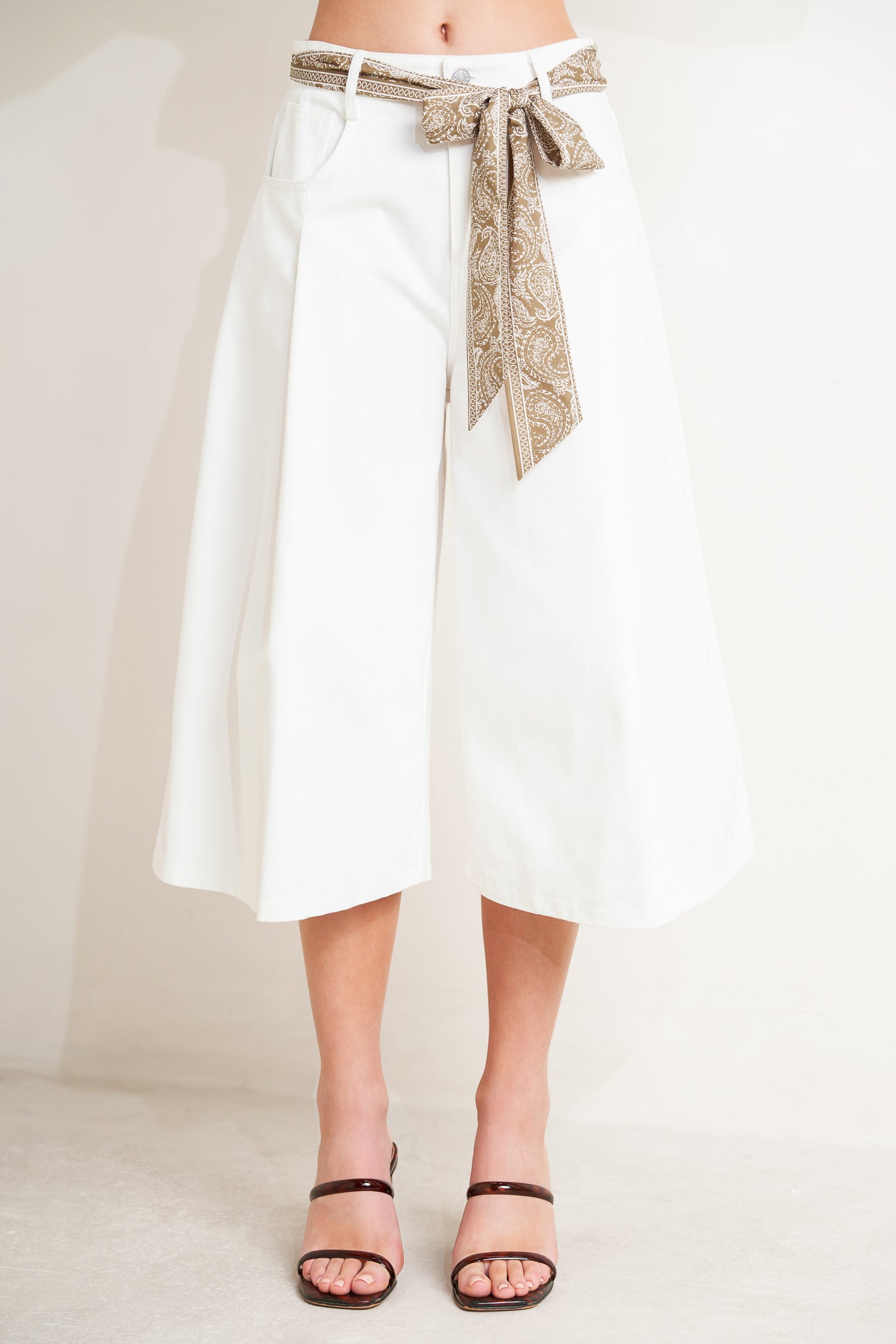 A solid woven culotte pant featuring front closure, pockets and printed sash
Details:
Self : 100% Cotton
Contrast : 100% Cotton
Size & Fit
- Model is 5`8" And Wearing Size Small
- Measurements Taken From Size Small
- Approx. Length: 32"