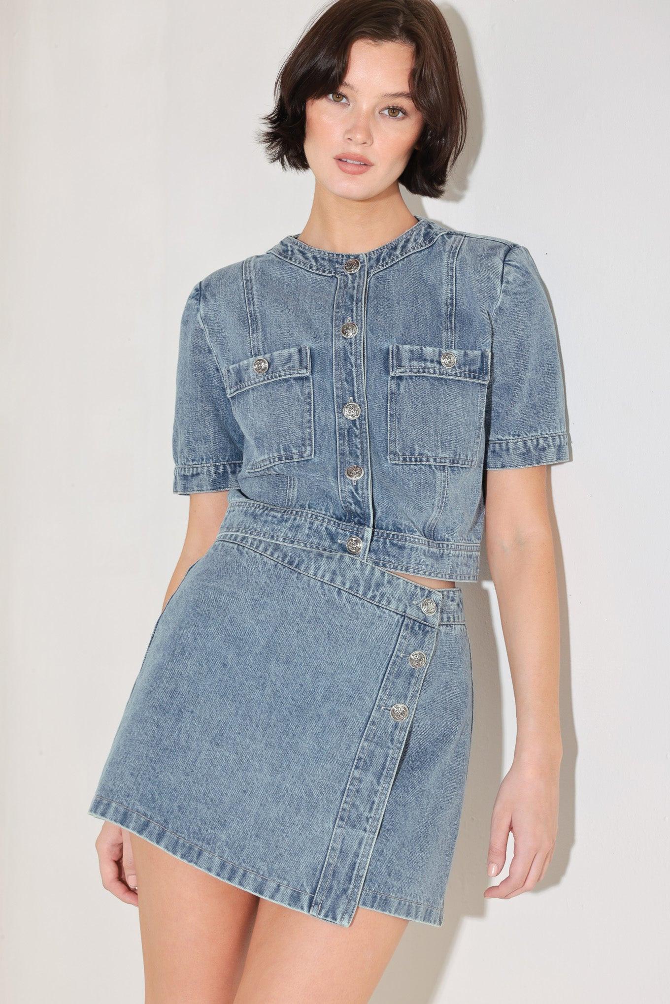 A washed denim skort featuring side button and front zipper closure. Matching jacket FJ1400B
Details:
Self : 100% Cotton
Size & Fit
- Model is 5`8" And Wearing Size Small
- Measurements Taken From Size Small
- Approx. Length: 15"