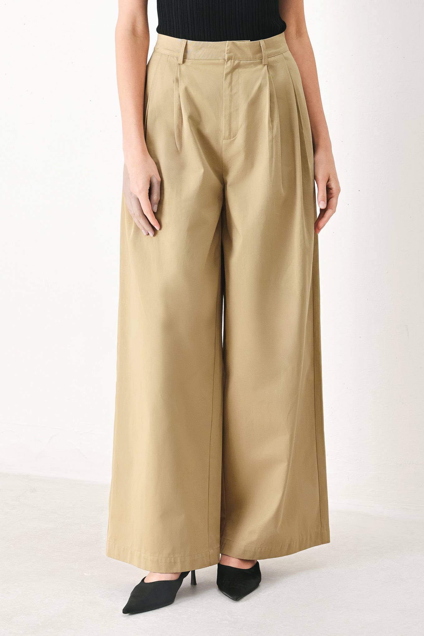Woman wearing beige wide-leg pants with front closure, side pocket | FREEMARKET | Flying Tomato