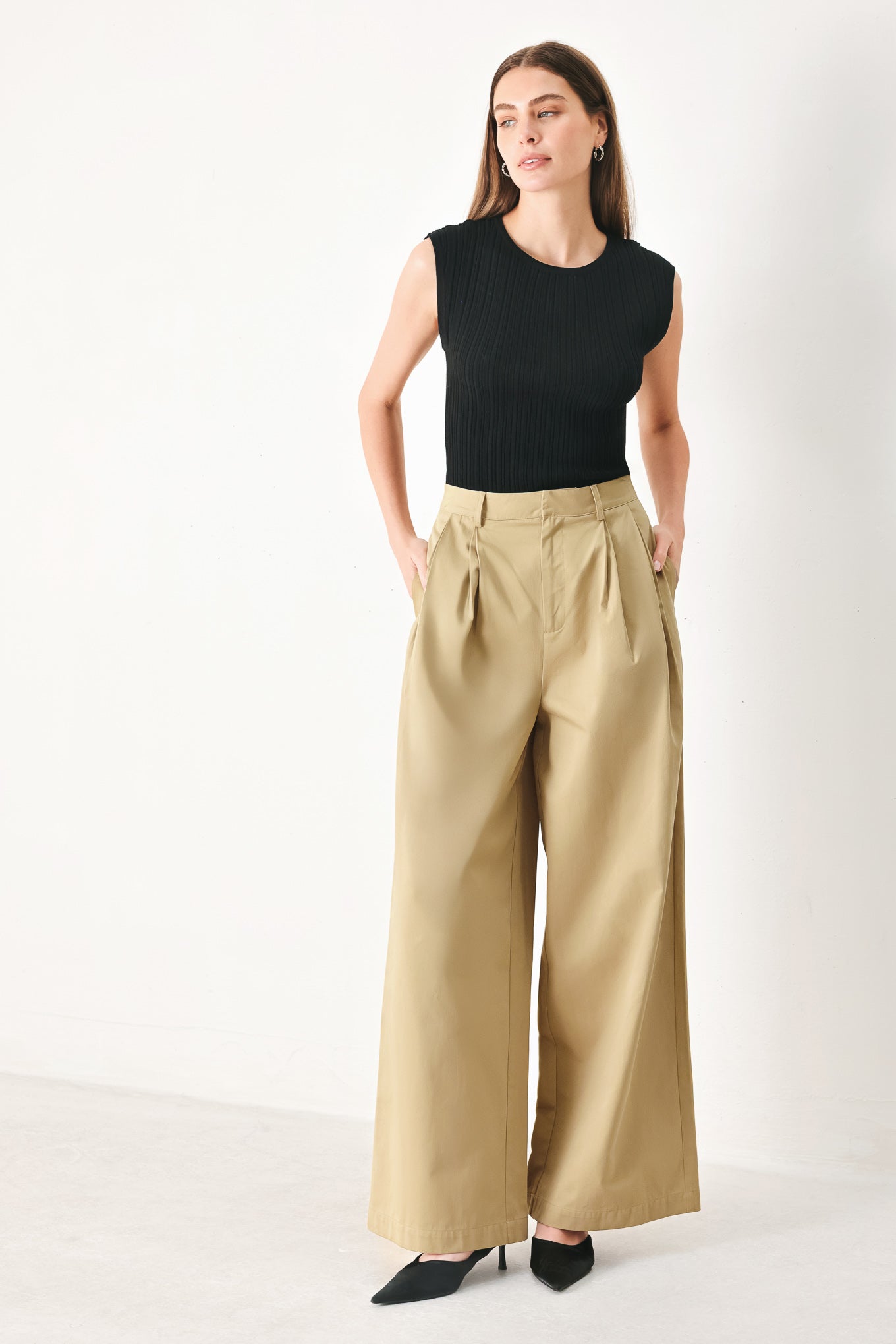 Woman wearing beige wide-leg pants with front closure, side pocket | FREEMARKET | Flying Tomato