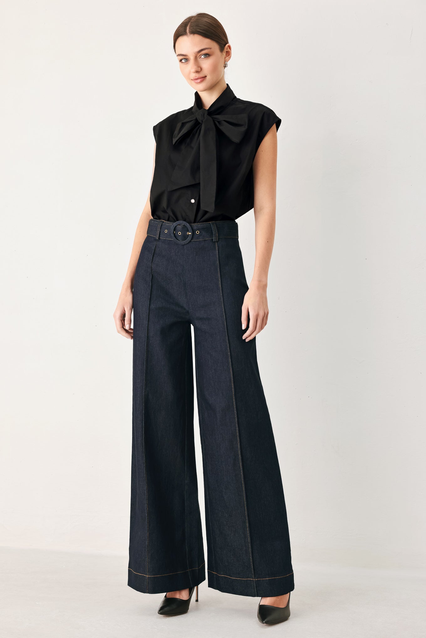 Woman wearing dark denim wide-leg pants with front closure, self belt | FREEMARKET