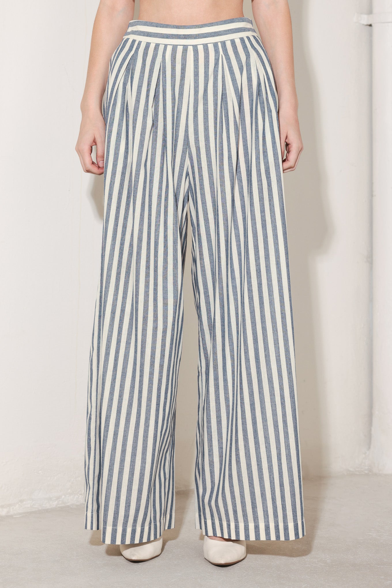 A striped woven pant featuring front pleat, side pockets, wide leg and elastic back waistband. Matching vest FJ1471B
Details:
Self : 100% Cotton
Size & Fit
- Model is 5`8" And Wearing Size Small
- Measurements Taken From Size Small
- Approx. Length: 43"
