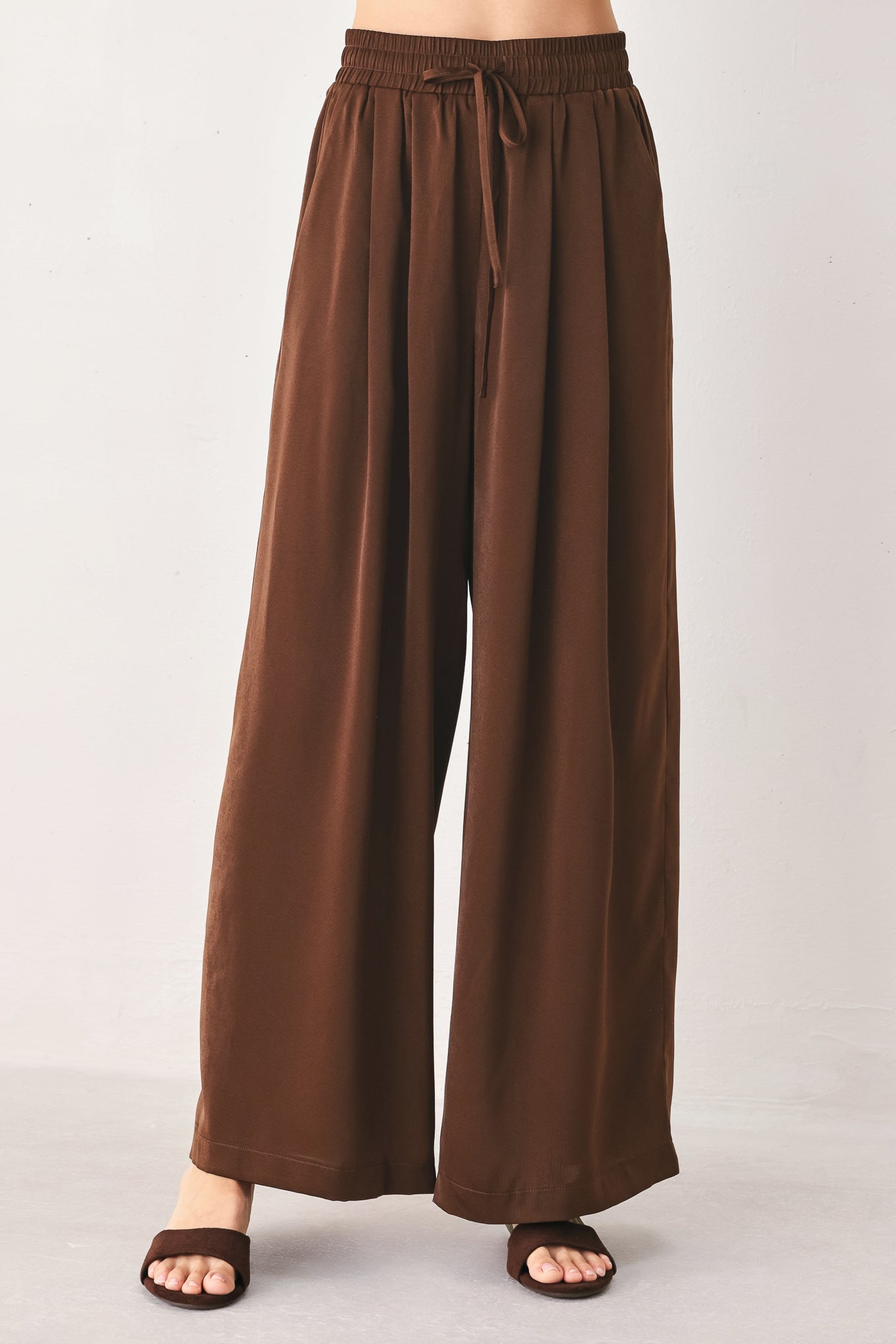 Woman wearing brown wide-leg drawstring pants | FREEMARKET