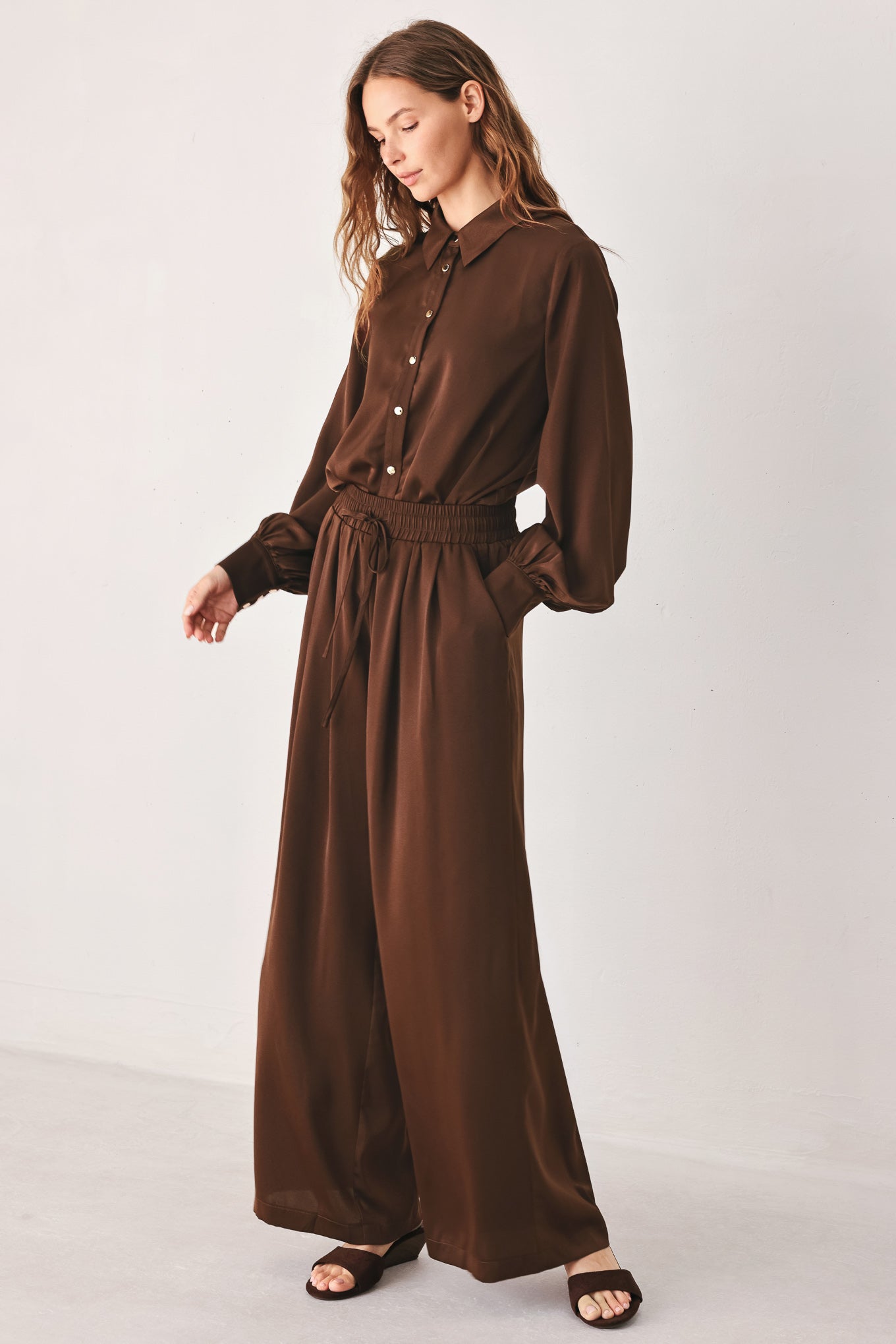 Woman wearing brown wide-leg drawstring pants | FREEMARKET