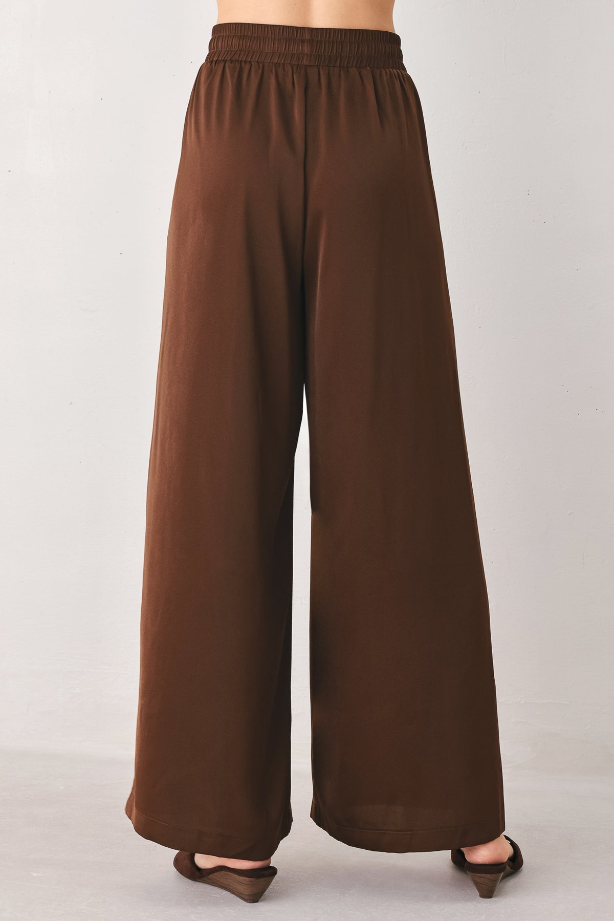 Woman wearing brown wide-leg drawstring pants | FREEMARKET