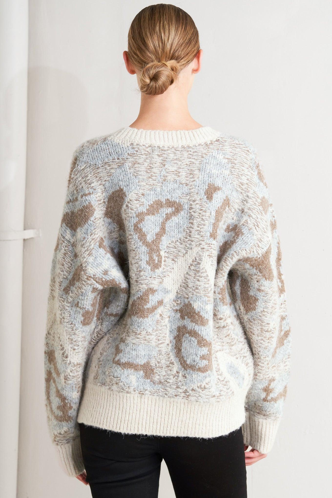 PROMINENT CHARM PULLOVER SWEATER TOP.