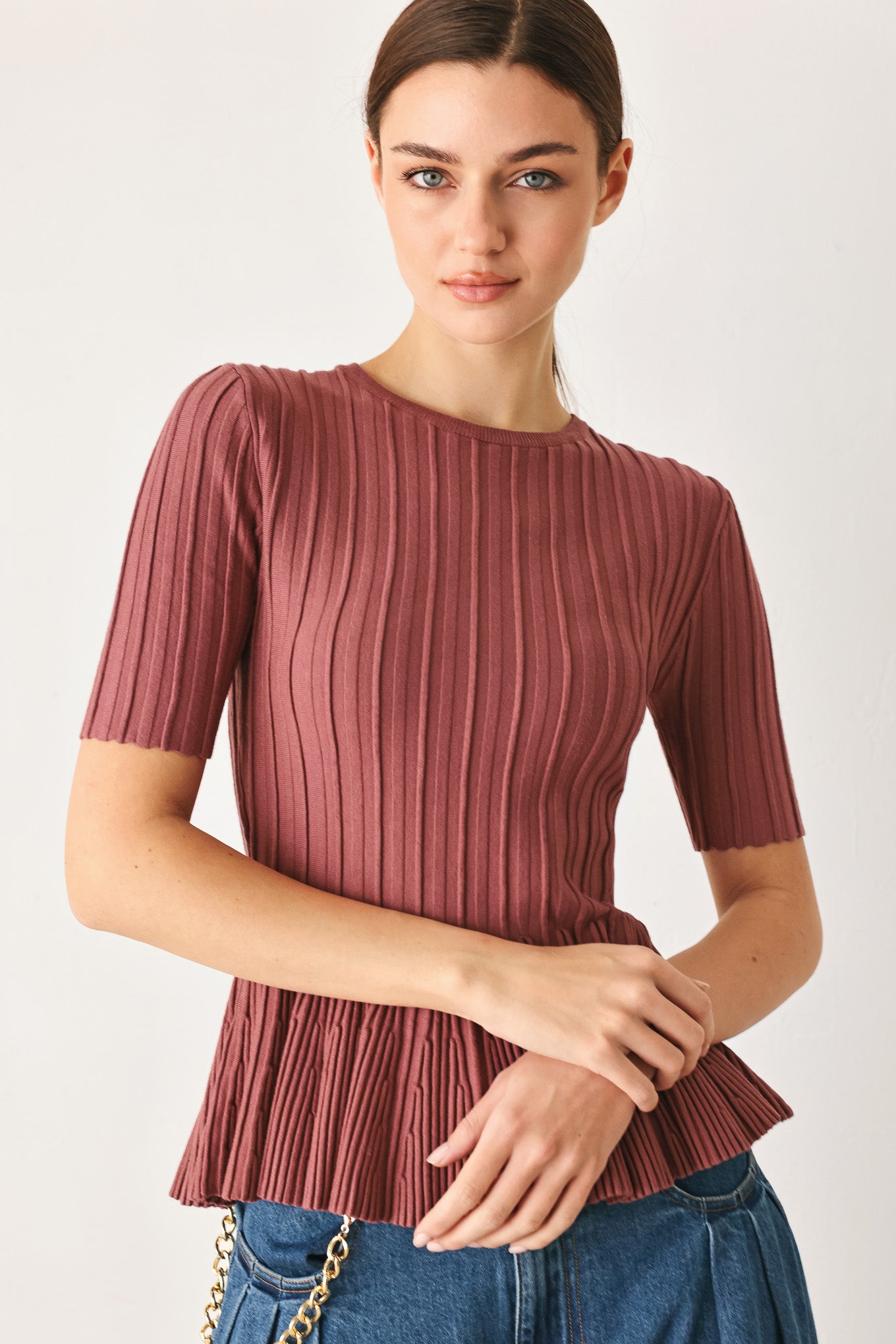 Woman wearing a ribbed marsala maroon top with short sleeves | FREEMARKET