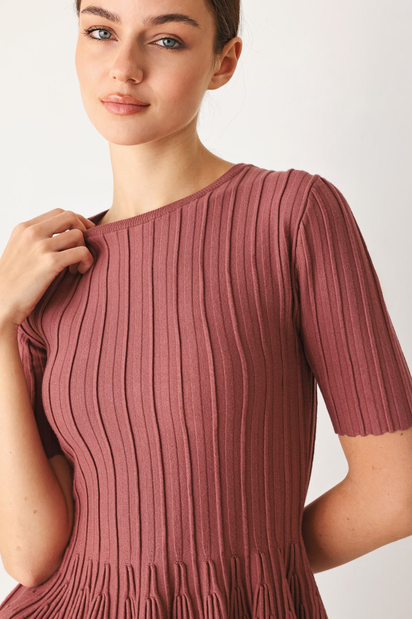 Woman wearing a ribbed marsala maroon top with short sleeves | FREEMARKET
