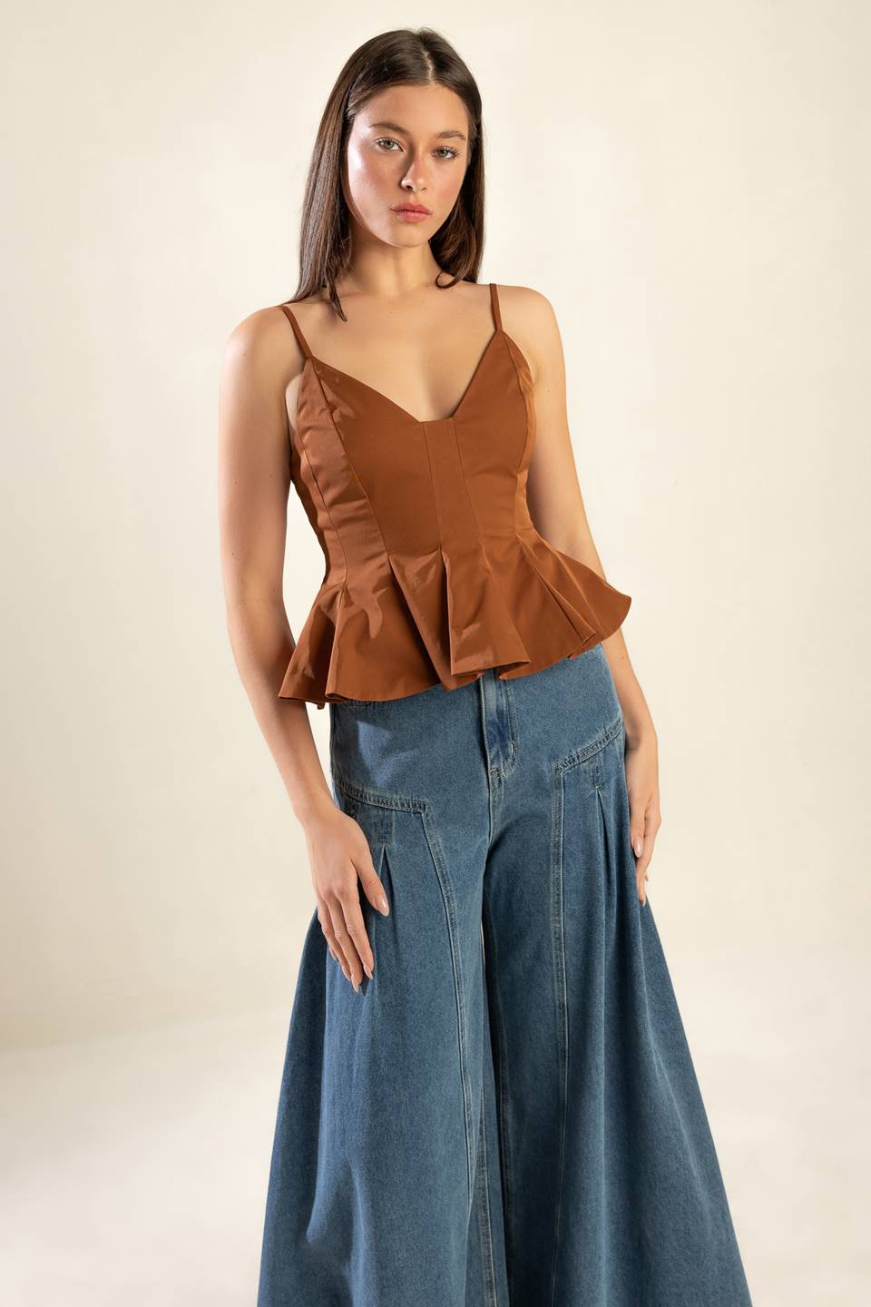 A solid woven cami top featuring straps, peplum and back zipper closure. Matching pants FP1095.
Details:
Self : 100% Polyester
Size & Fit
- Model is 5`8" And Wearing Size Small
- Measurements Taken From Size Small
- Approx. Length: 22"