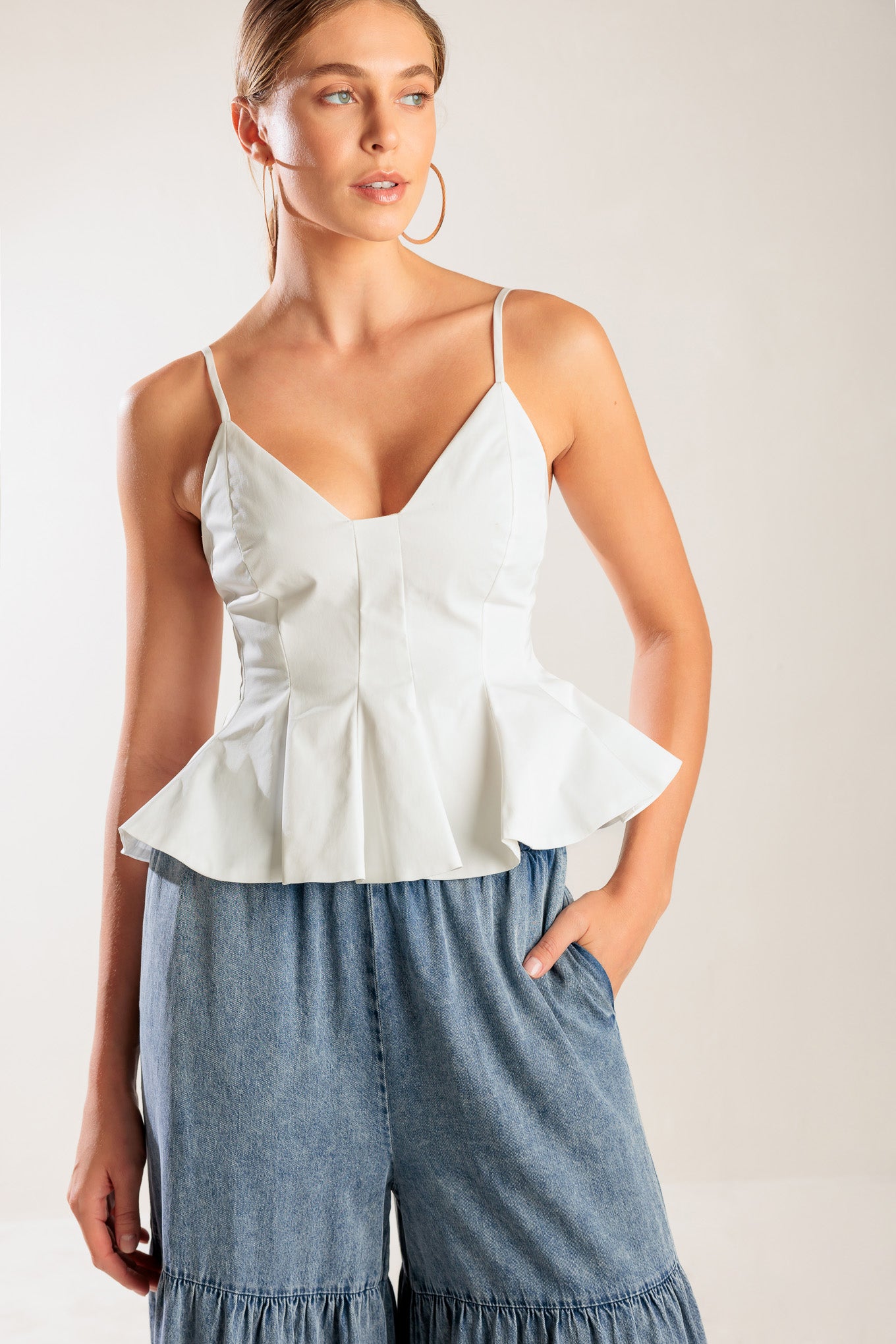 A solid woven cami top featuring straps, peplum and back zipper closure. Matching pants FP1095.
Details:
Self : 100% Polyester
Size & Fit
- Model is 5`8" And Wearing Size Small
- Measurements Taken From Size Small
- Approx. Length: 22"