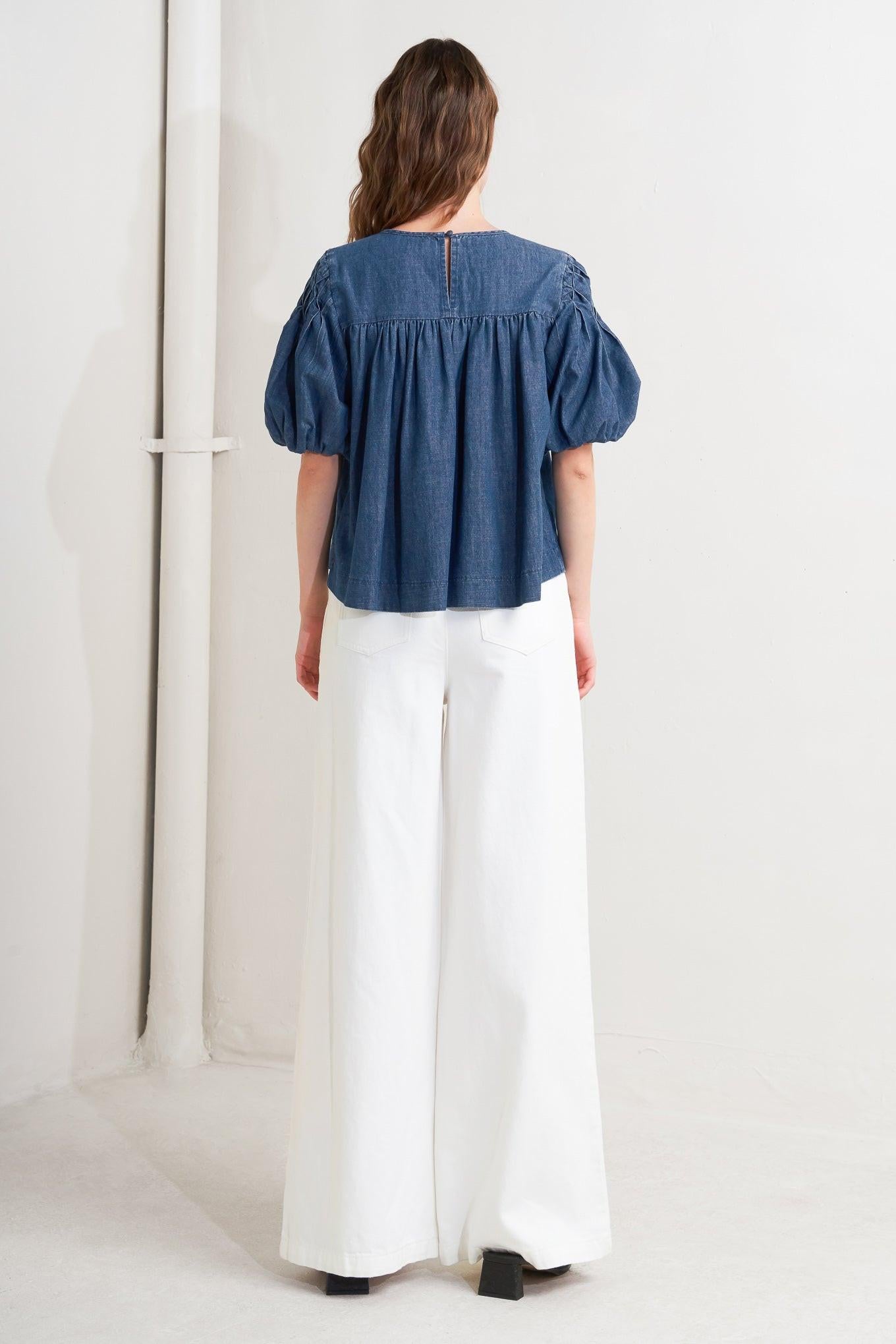 COTTAGE SPELL CHAMBRAY TOP.