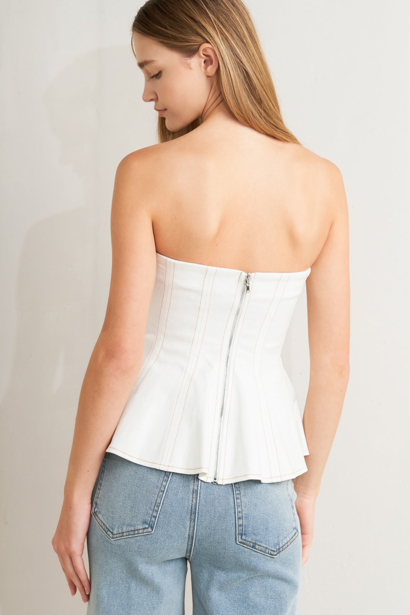 A solid woven top featuring strapless, peplum and back zipper closure
Details:
Self : 97% Cotton 3% Spandex
Size & Fit
- Model is 5`8" And Wearing Size Small
- Measurements Taken From Size Small
- Approx. Length: 15" FLYING TOMATO