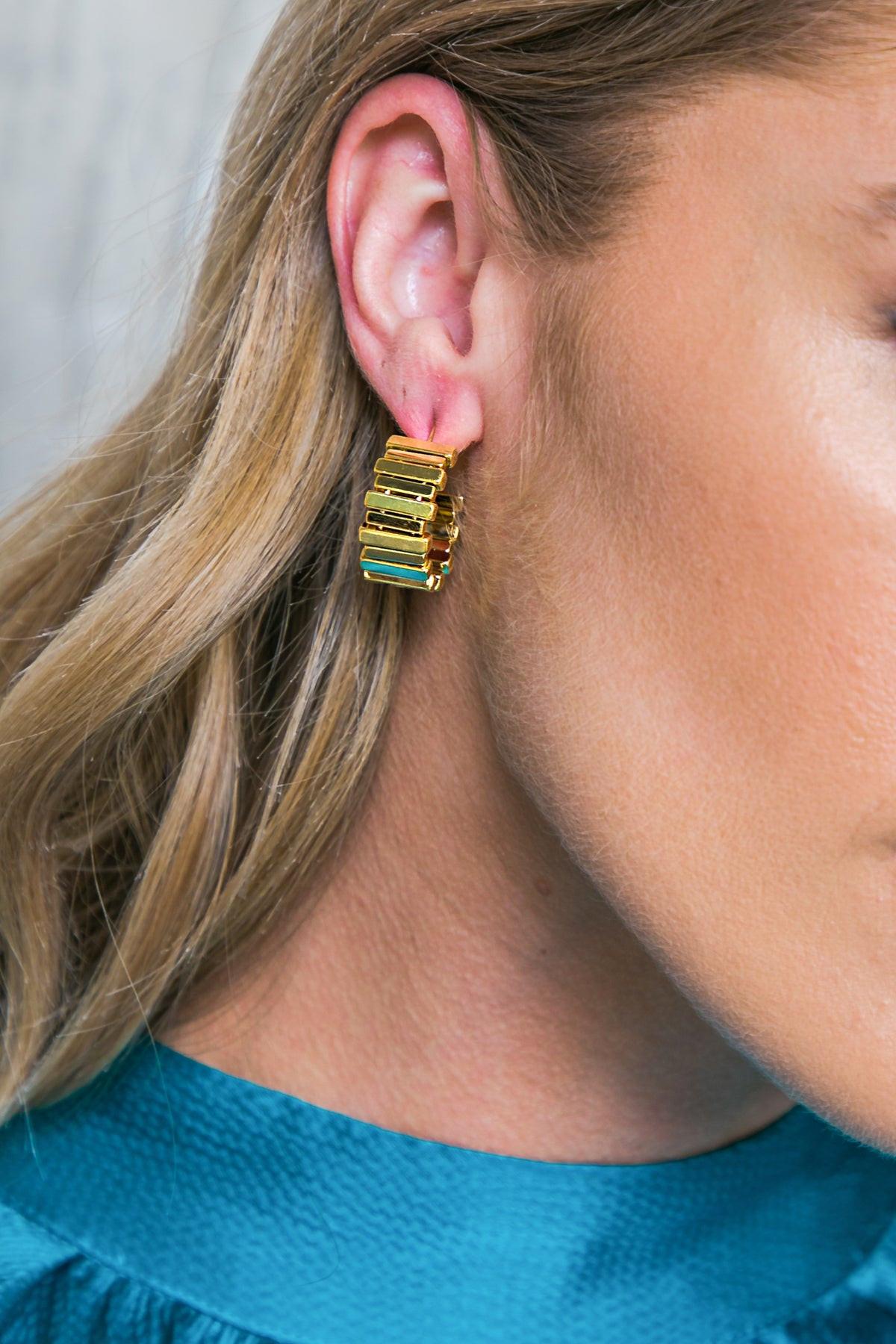 DIP RIBBED STUD EARRINGS.