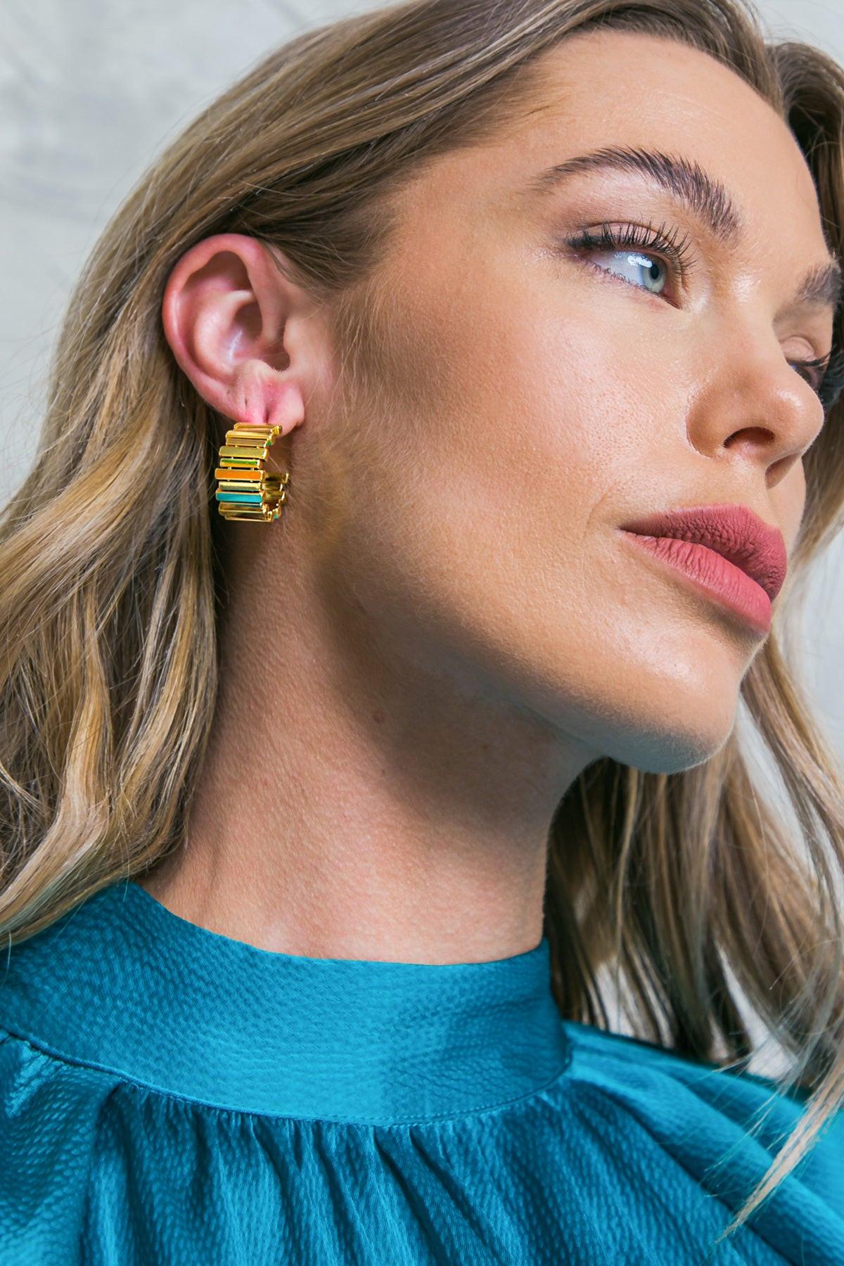 DIP RIBBED STUD EARRINGS.