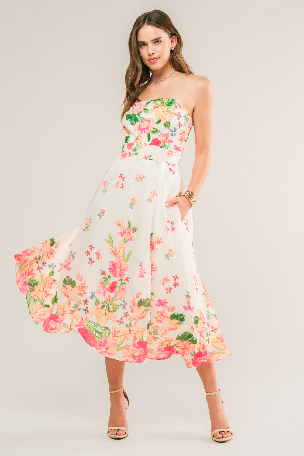 A printed woven midi dress featuring strapless, straight neckline, full skirt and back zipper closure
Details:
Self : 100% Polyester
Lining: 100% Polyester
Size & Fit
- Model is 5`8" And Wearing Size Small
- Measurements Taken From Size Small
- Approx. Length: 42 1/2"