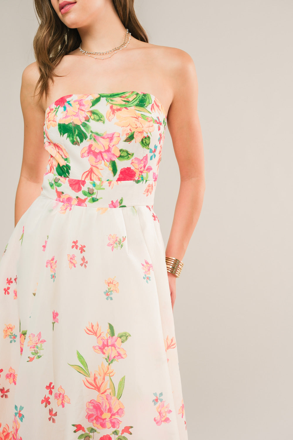 A printed woven midi dress featuring strapless, straight neckline, full skirt and back zipper closure
Details:
Self : 100% Polyester
Lining: 100% Polyester
Size & Fit
- Model is 5`8" And Wearing Size Small
- Measurements Taken From Size Small
- Approx. Length: 42 1/2"