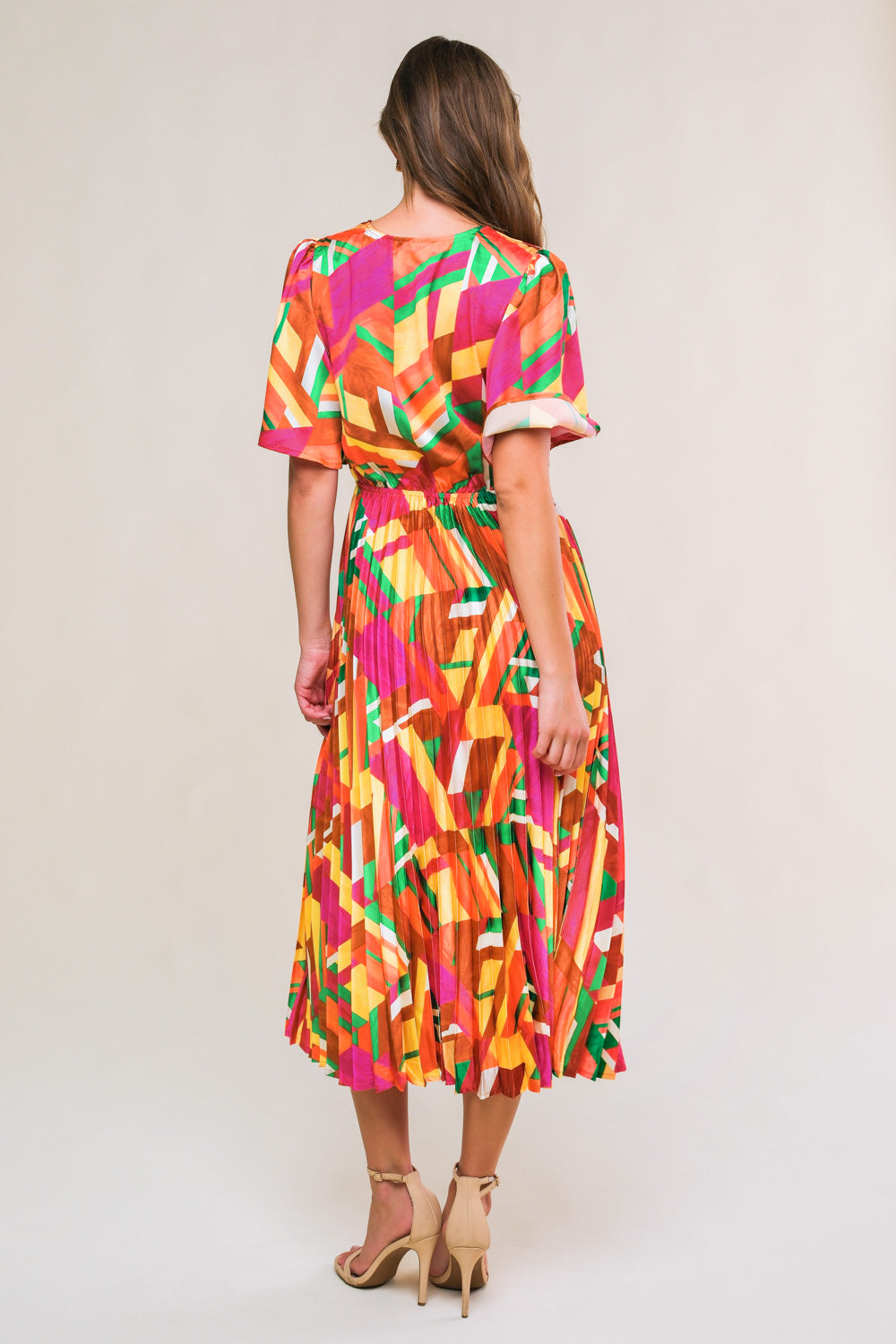 A printed woven midi dress featuring V  neckline with front twist and cut out detail, short sleeve, pleated skirt and elasticized back waist
Details:
Self : 100% Polyester
Size & Fit
- Model is 5`8" And Wearing Size Small
- Measurements Taken From Size Small
- Approx. Length: 52"
