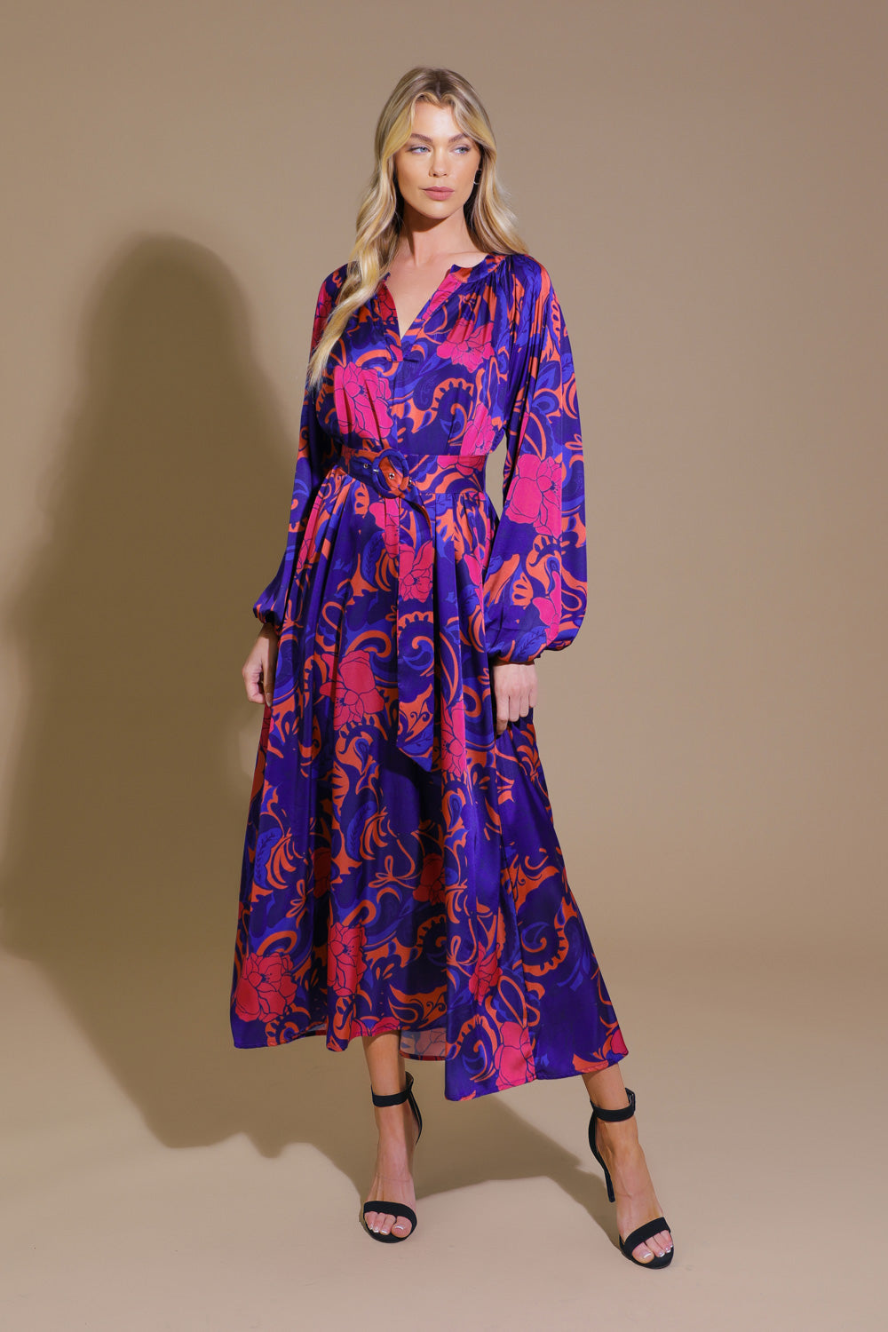A printed woven midi dress featuring round neckline with V center, long raglan sleeve, loose fit with self sash tie
Details:
Self : 97% Polyester 3% Spandex
Size & Fit
- Model is 5`8" And Wearing Size Small
- Measurements Taken From Size Small
- Approx. Length: 52"
FLYING TOMATO