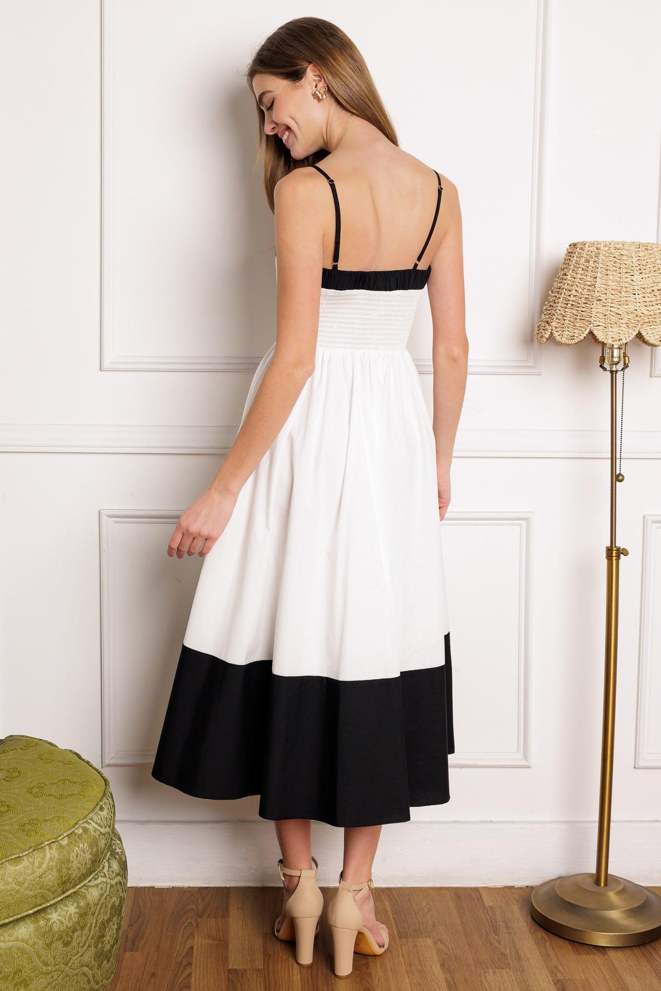 A solid color blocked woven midi dress featuring sweetheart neckline with straps, front bodice twist detail and smocked back bodice
Details:
Self : 100% Cotton
Contrast : 100% Cotton
Lining : 100% Polyester
Size & Fit
- Model is 5`8" And Wearing Size Small
- Measurements Taken From Size Small
- Approx. Length: 49" FLYING TOMATO