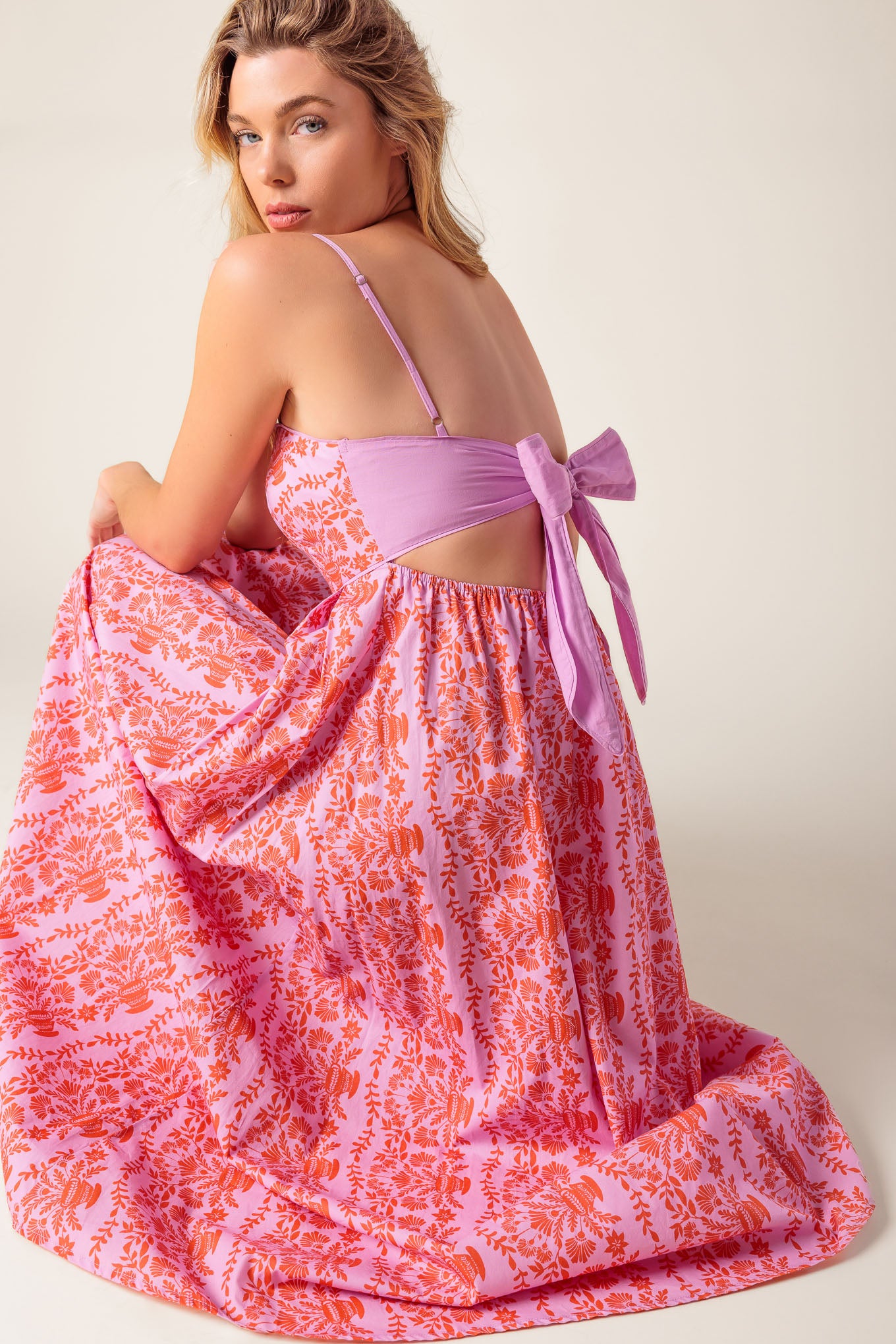 A printed woven midi dress featuring straight neckline, straps, full skirt and bare back with tie
Details:
Self : 100% Cotton
Lining : 100% Cotton
Size & Fit
- Model is 5`8" And Wearing Size Small
- Measurements Taken From Size Small
- Approx. Length: 50"