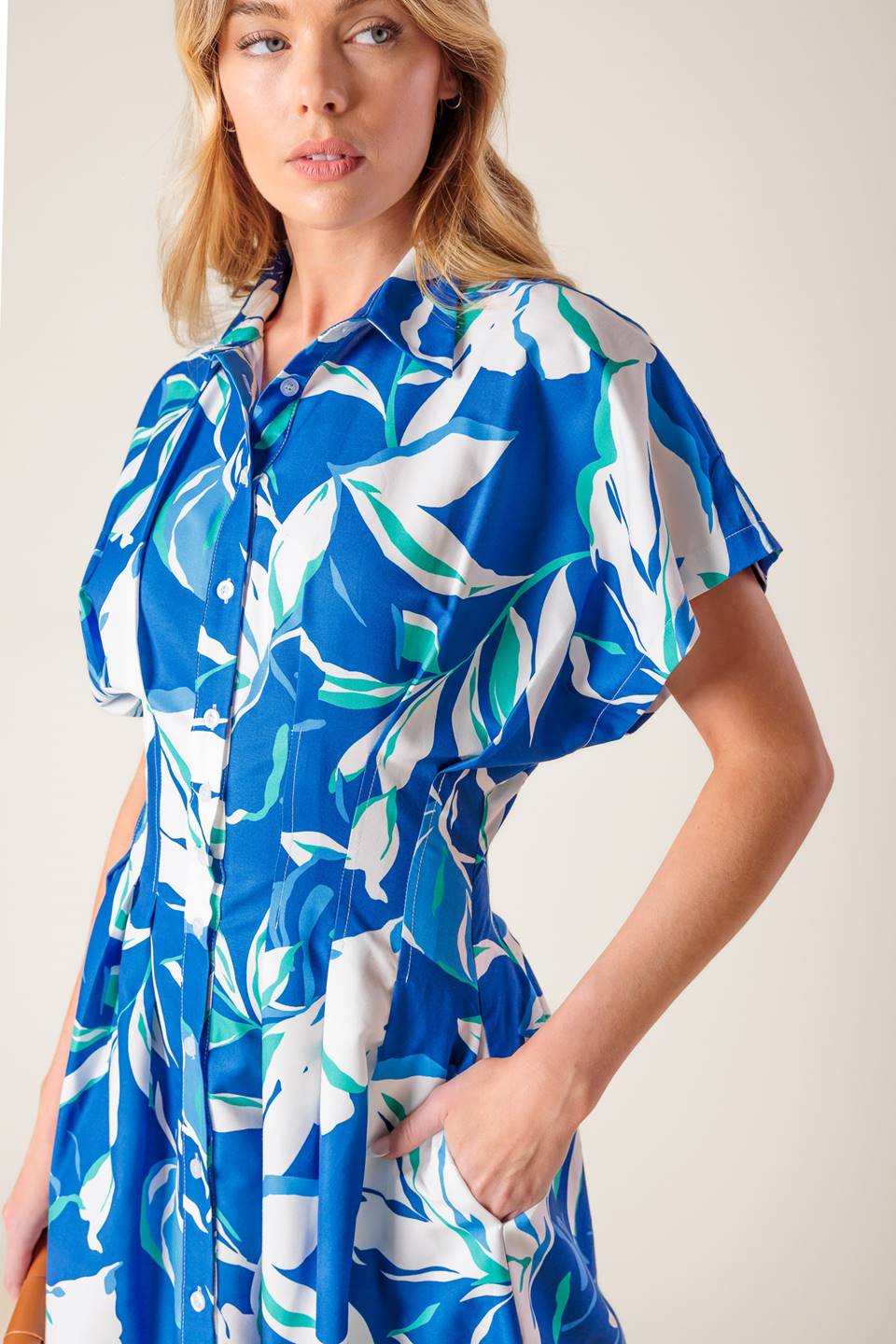 A printed woven midi dress featuring shirt collar, raglan sleeve, button down, cinched waist and full skirt
Details:
Self : 100% Polyester
Size & Fit
- Model is 5`8" And Wearing Size Small
- Measurements Taken From Size Small
- Approx. Length: 53"
