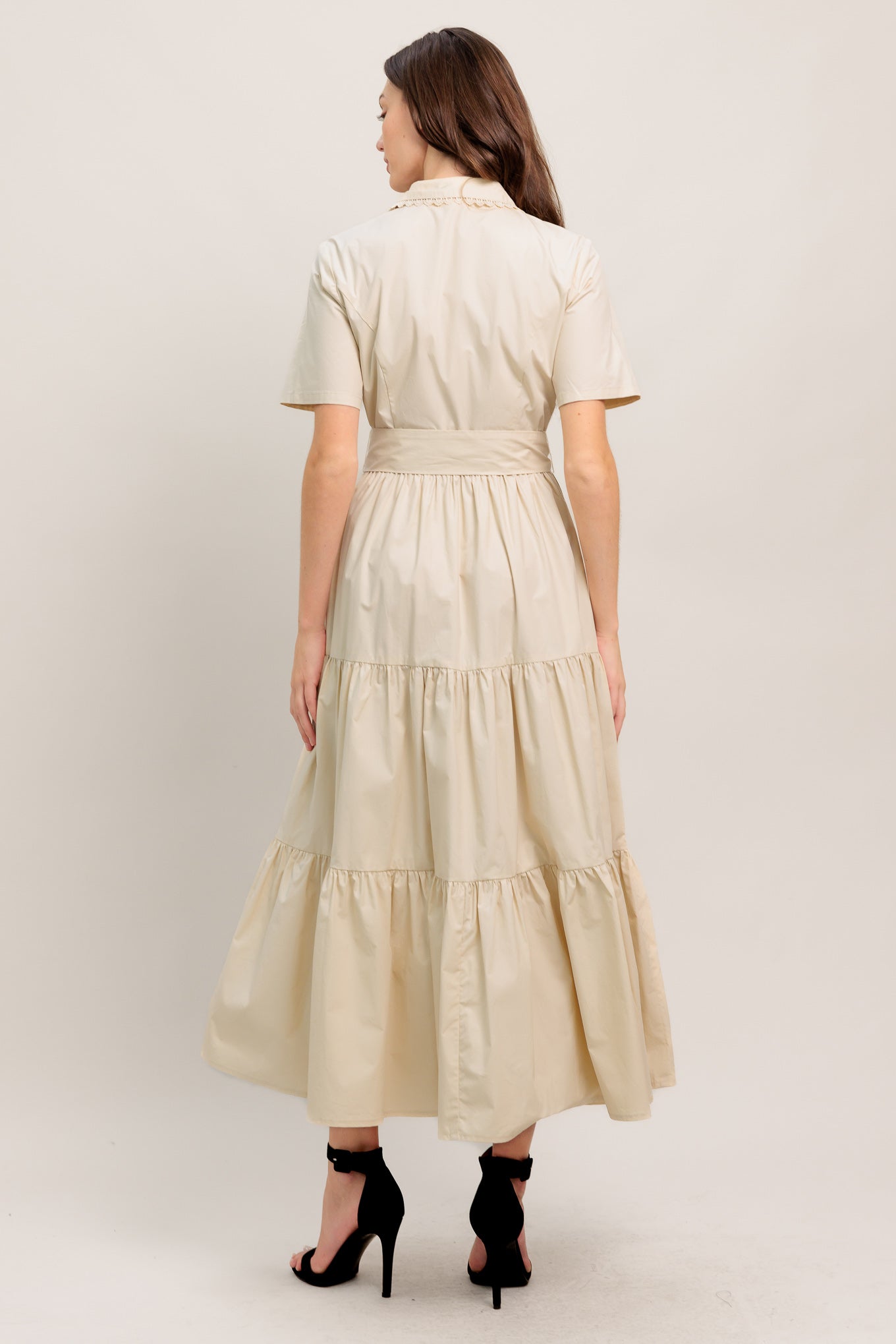 A solid woven midi dress featuring collar with lace trim, short sleeve, front button down closure, self sash tie and tiered skirt
Details:
Self : 100% Cotton Exclusive of Decoration
Size & Fit
- Model is 5`8" And Wearing Size Small
- Measurements Taken From Size Small
- Approx. Length: 52" FLYING TOMATO