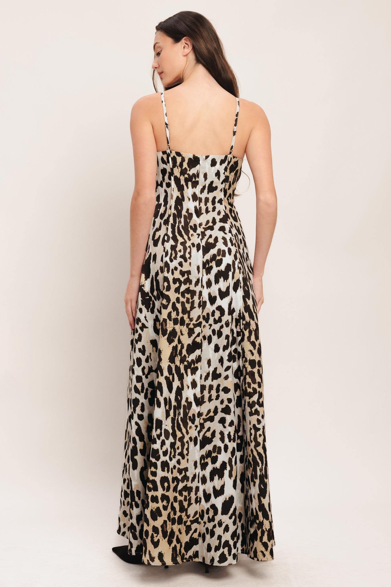 A printed woven maxi dress featuring straight neckline, straps, circle skirt and back zipper closure
Details:
Self: 95% Polyester 5% Spandex
Size & Fit
-Model is 5`8" And Wearing Size Small
-Measurements Taken From Size Small
-Approx. Length: 58"