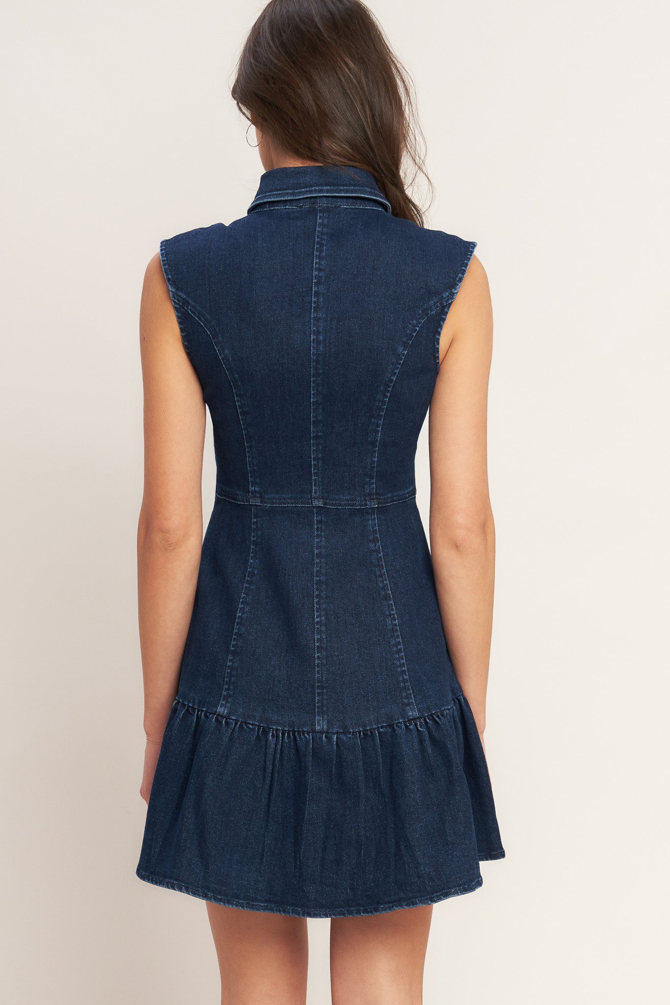 A washed denim mini dress featuring collar, sleeveless, front pocket, button down and ruffled hem
Details:
Self : 68% Cotton 30% Polyester 2% Spandex
Size & Fit
- Model is 5`8" And Wearing Size Small
- Measurements Taken From Size Small
- Approx. Length: 34" FLYING TOMATO
