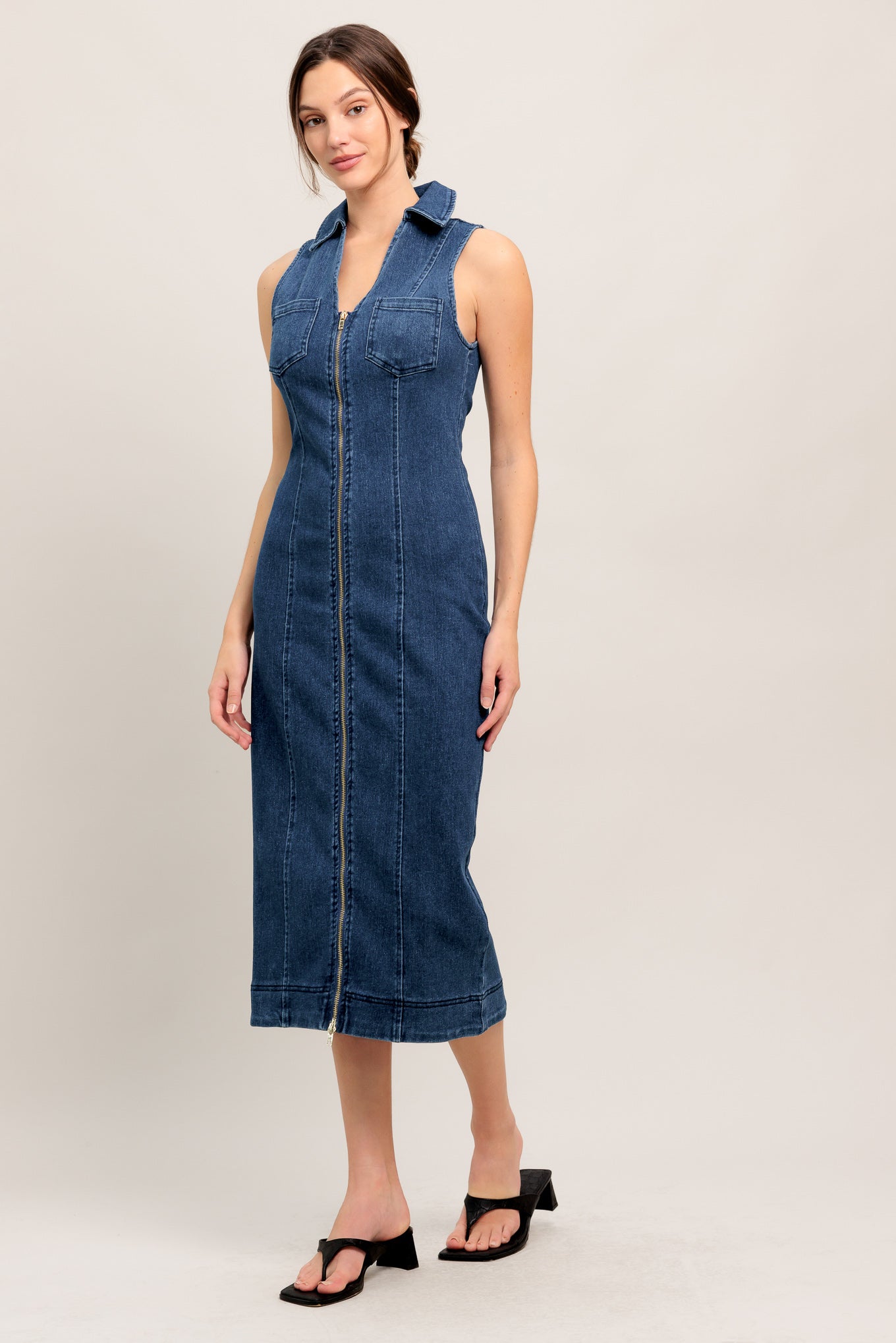 A washed denim midi dress featuring collar, V neck opening, sleeveless, front pockets, body contouring and front zipper closure
Details:
Self : 68% Cotton 30% Polyester 2% Spandex
Size & Fit
- Model is 5`8" And Wearing Size Small
- Measurements Taken From Size Small
- Approx. Length: 47" Flying Tomato