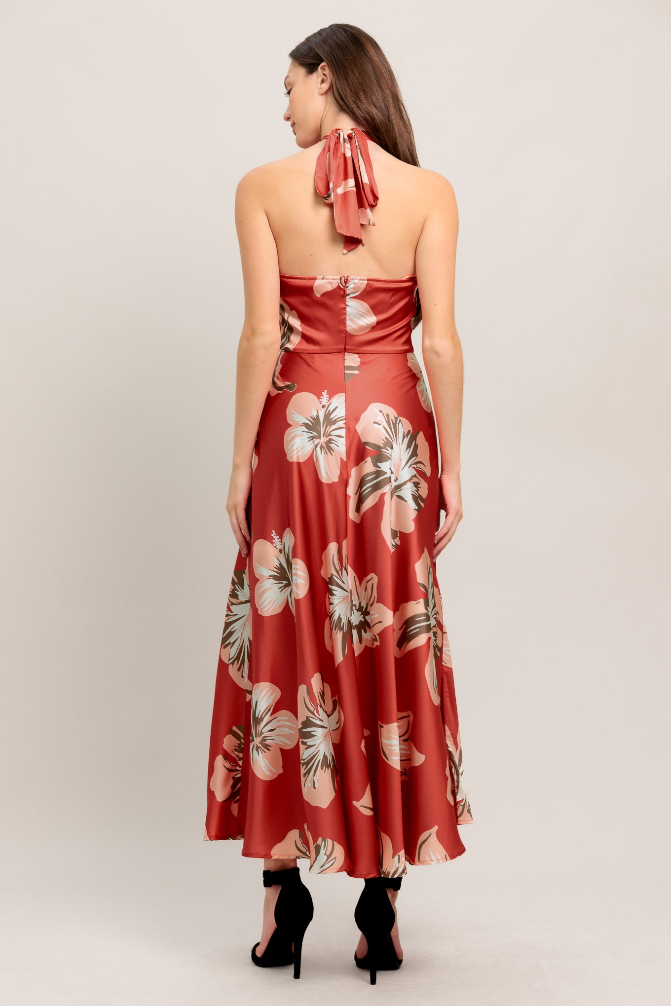 A printed woven midi dress featuring halter neckline with back tie, circle skirt, bare back with elastic and side zipper closure
Details:
Self : 100% Polyester
Lining : 100% Polyester
Size & Fit
- Model is 5`8" And Wearing Size Small
- Measurements Taken From Size Small
- Approx. Length: 54" Flying Tomato