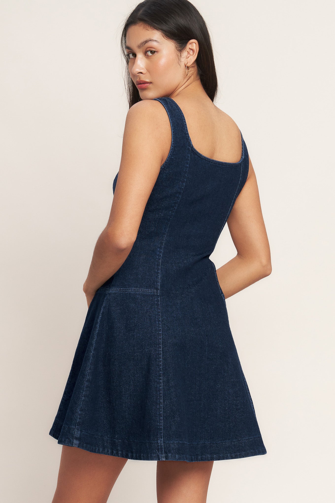 A washed denim mini dress featuring square neckline, sleeveless, front zipper closure and circle skirt
Details:
Self : 98% Cotton 2% Spandex
Size & Fit
- Model is 5`8" And Wearing Size Small
- Measurements Taken From Size Small
- Approx. Length: 34" FLYING TOMATO