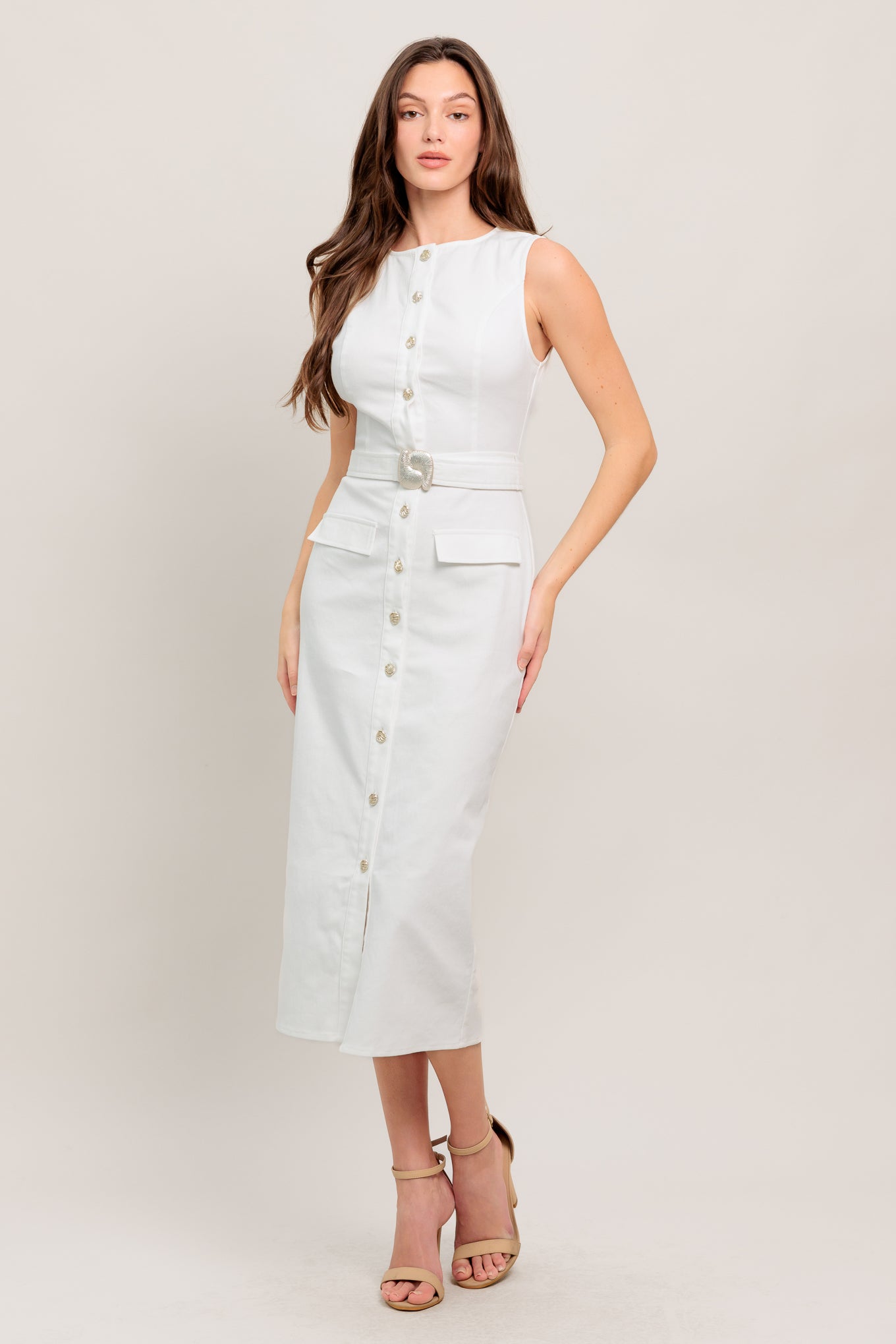 A solid twill midi dress featuring round neckline, sleeveless, front button down, self belt with buckle and H line skirt
Details:
Self : 97% Cotton 3% Spandex
Size & Fit
- Model is 5`8" And Wearing Size Small
- Measurements Taken From Size Small
- Approx. Length: 47" Flying Tomato