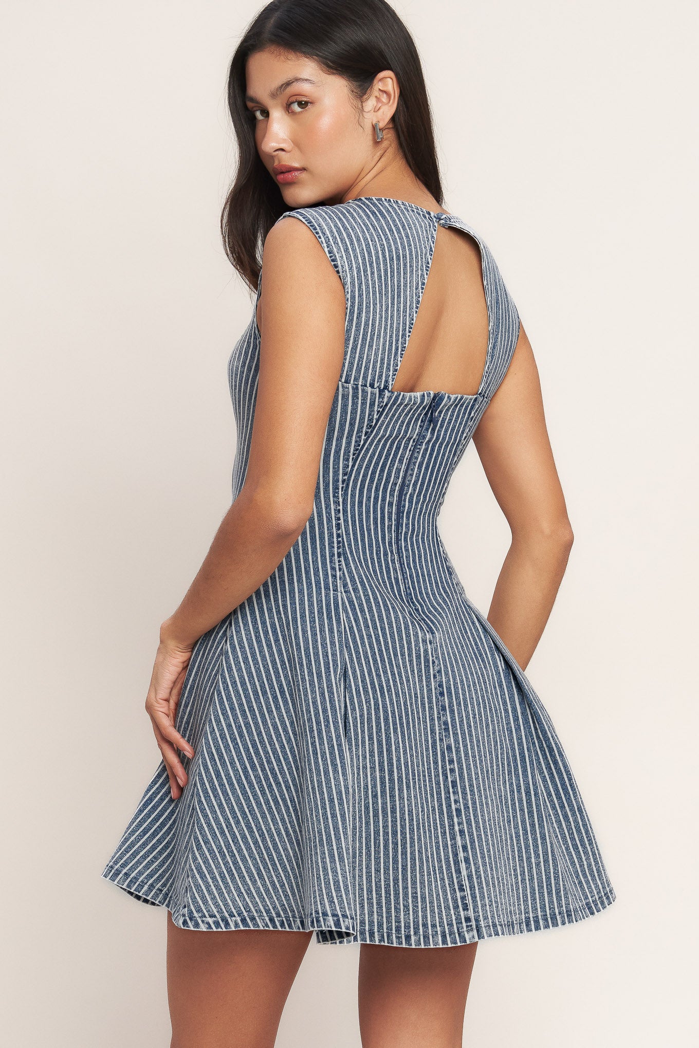 A striped denim mini dress featuring round neckline, sleeveless, circle skirt, cut out back and button zipper closure
Details:
Self : 65% Cotton, 33% Polyester, 2% Spandex
Size & Fit
- Model is 5`8" And Wearing Size Small
- Measurements Taken From Size Small
- Approx. Length: 33" Flying Tomato