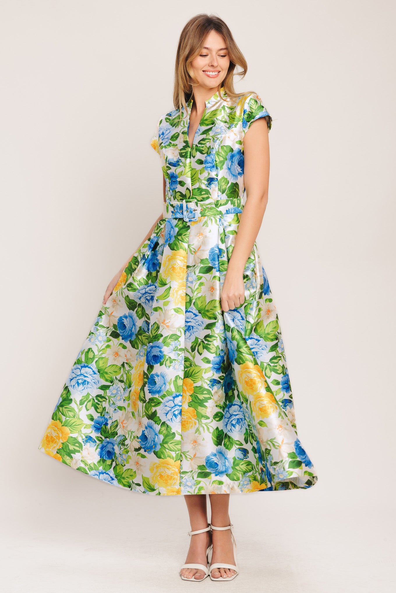 A printed woven midi dress featuring high collar with V front, short sleeve, self belt, full skirt and back zipper closure
Details:
Self: 100% Polyester
Size & Fit
-Model is 5`8" And Wearing Size Small
-Measurements Taken From Size Small
-Approx. Length: 54"