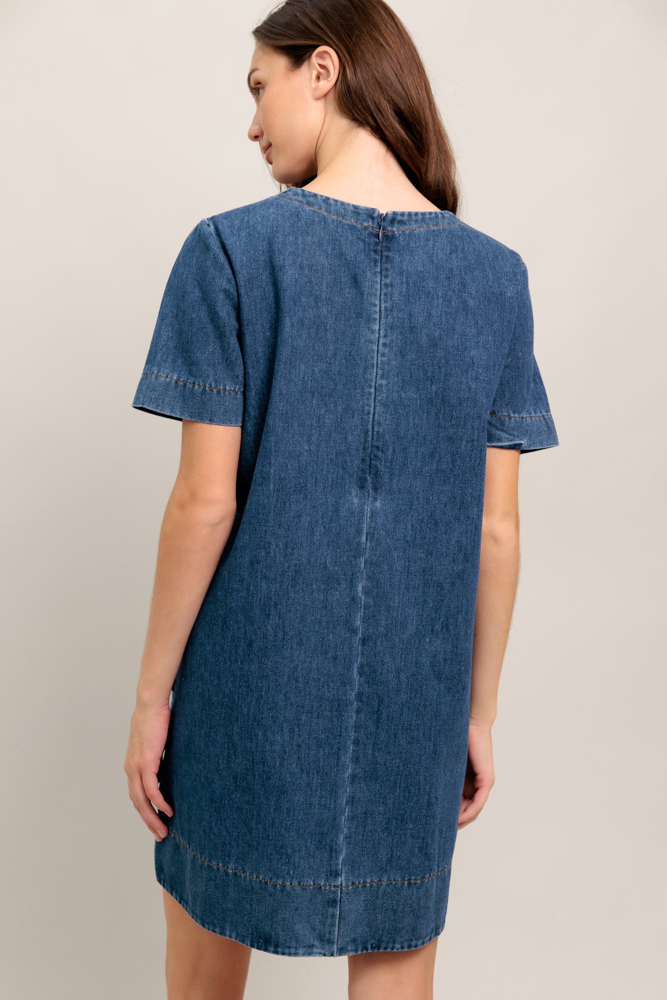 Short-sleeve denim shift dress with front seam and pockets
Details:
Self : 90% Cotton 10% Polyester
Size & Fit
- Model is 5`8" And Wearing Size Small
- Measurements Taken From Size Small
- Approx. Length: 34"